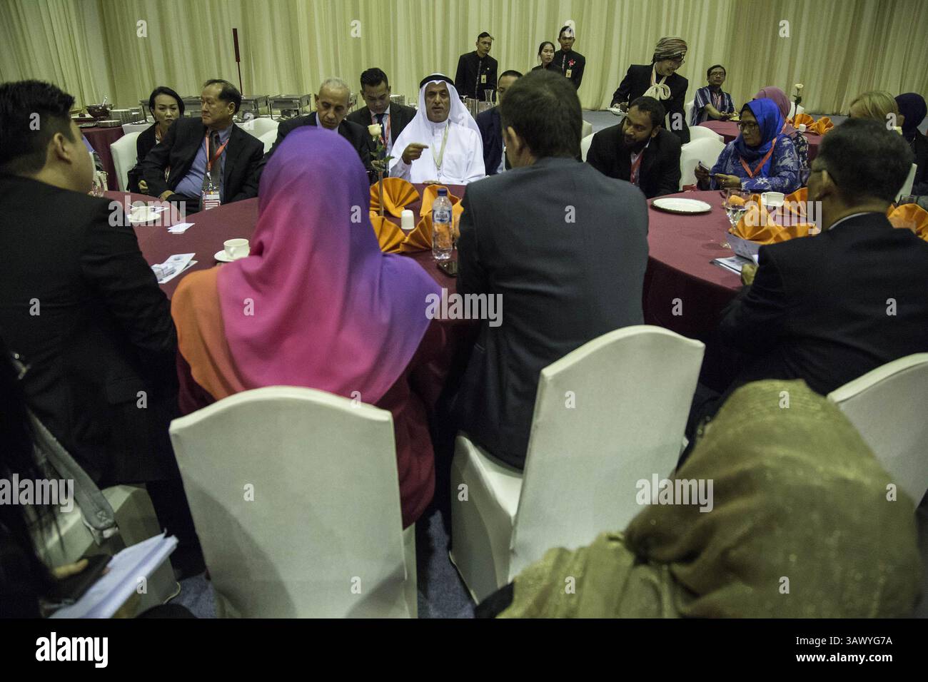 3. August 2016 – Jakarta, Jakarta, Indonesien – WIEF 2016 Teilnehmer tauschten Visitenkarten aus, um Beziehungen aufzubauen und neue Geschäftsmöglichkeiten zwischen islamischen Ländern zu eröffnen. Das World Islamic Economic Forum, das vom 02-04. August 2016 im Jakarta International Convention Center stattfand, bietet Teilnehmern aus Ländern in Europa, dem Nahen Osten und Asien neue Geschäftsmöglichkeiten für ein islamisches Wirtschaftssystem und geeignete Sariah. (Bild: © Donal Husni via ZUMA Wire) Stockfoto