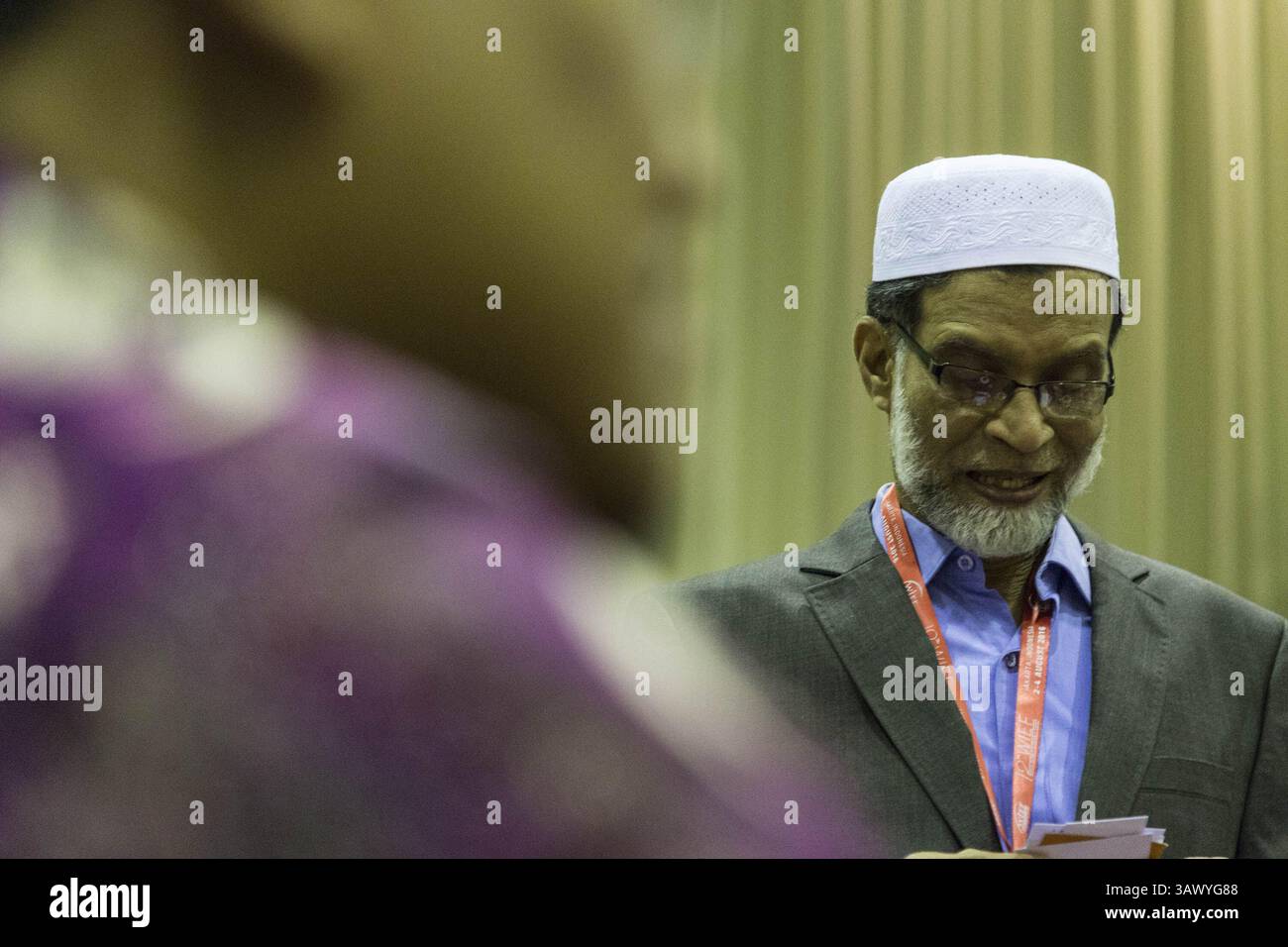 3. August 2016 – Jakarta, Jakarta, Indonesien – WIEF 2016 Teilnehmer tauschten Visitenkarten aus, um Beziehungen aufzubauen und neue Geschäftsmöglichkeiten zwischen islamischen Ländern zu eröffnen. Das World Islamic Economic Forum, das vom 02-04. August 2016 im Jakarta International Convention Center stattfand, bietet Teilnehmern aus Ländern in Europa, dem Nahen Osten und Asien neue Geschäftsmöglichkeiten für ein islamisches Wirtschaftssystem und geeignete Sariah. (Bild: © Donal Husni via ZUMA Wire) Stockfoto