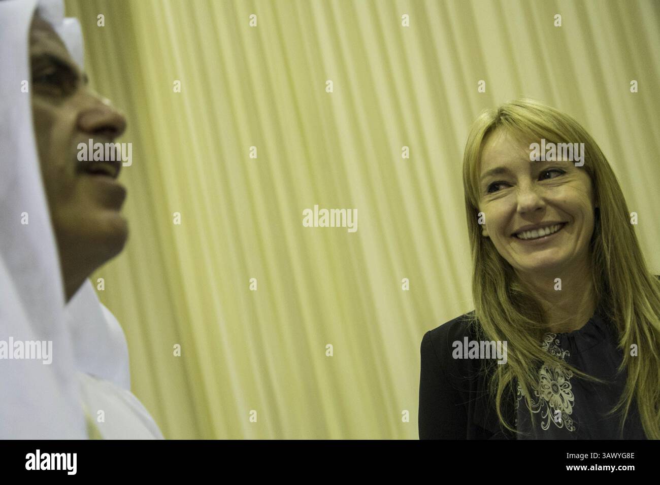 3. August 2016 – Jakarta, Jakarta, Indonesien – WIEF 2016 Teilnehmer tauschten Visitenkarten aus, um Beziehungen aufzubauen und neue Geschäftsmöglichkeiten zwischen islamischen Ländern zu eröffnen. Das World Islamic Economic Forum, das vom 02-04. August 2016 im Jakarta International Convention Center stattfand, bietet Teilnehmern aus Ländern in Europa, dem Nahen Osten und Asien neue Geschäftsmöglichkeiten für ein islamisches Wirtschaftssystem und geeignete Sariah. (Bild: © Donal Husni via ZUMA Wire) Stockfoto