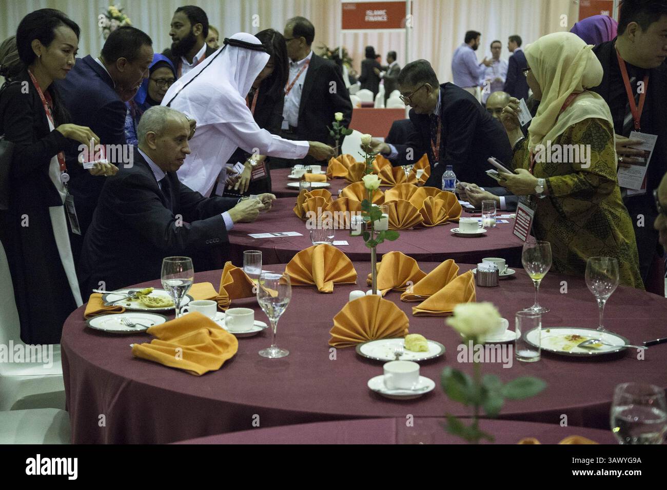 3. August 2016 – Jakarta, Jakarta, Indonesien – WIEF 2016 Teilnehmer tauschten Visitenkarten aus, um Beziehungen aufzubauen und neue Geschäftsmöglichkeiten zwischen islamischen Ländern zu eröffnen. Das World Islamic Economic Forum, das vom 02-04. August 2016 im Jakarta International Convention Center stattfand, bietet Teilnehmern aus Ländern in Europa, dem Nahen Osten und Asien neue Geschäftsmöglichkeiten für ein islamisches Wirtschaftssystem und geeignete Sariah. (Bild: © Donal Husni via ZUMA Wire) Stockfoto