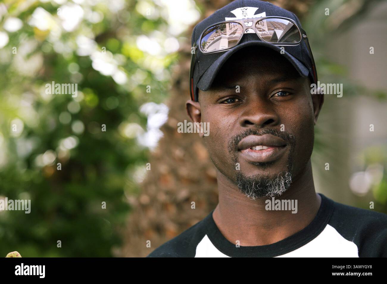 26. Oktober 2003: Hollywood, Kalifornien, USA – DJIMON HOUNSOU fördert Renegade Djimon Gaston Hounsou (* 24. April 1964) ist ein beninesisch-amerikanischer Schauspieler und Model. Hounsou begann seine Karriere in Musikvideos. Sein Filmdebüt gab er in Without You I’m Nothing (1990) und erlangte große Anerkennung für seine Rolle als Cinqué in Amistad (1997). Weitere Anerkennung erhielt er für seine Rollen in Gladiator (2000), in America (2003), Blood Diamond (2006) und erhielt den Academy Award für die Nominierungen für den besten Nebendarsteller für beide Filme sowie für seine Rollen in Guardians of the Galaxy Stockfoto