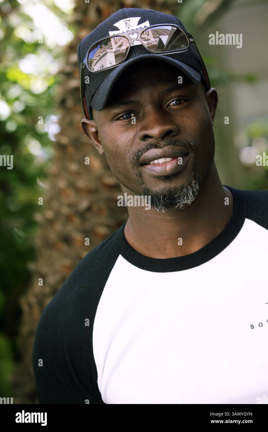 26. Oktober 2003: Hollywood, Kalifornien, USA – DJIMON HOUNSOU fördert Renegade Djimon Gaston Hounsou (* 24. April 1964) ist ein beninesisch-amerikanischer Schauspieler und Model. Hounsou begann seine Karriere in Musikvideos. Sein Filmdebüt gab er in Without You I’m Nothing (1990) und erlangte große Anerkennung für seine Rolle als Cinqué in Amistad (1997). Weitere Anerkennung erhielt er für seine Rollen in Gladiator (2000), in America (2003), Blood Diamond (2006) und erhielt den Academy Award für die Nominierungen für den besten Nebendarsteller für beide Filme sowie für seine Rollen in Guardians of the Galaxy Stockfoto