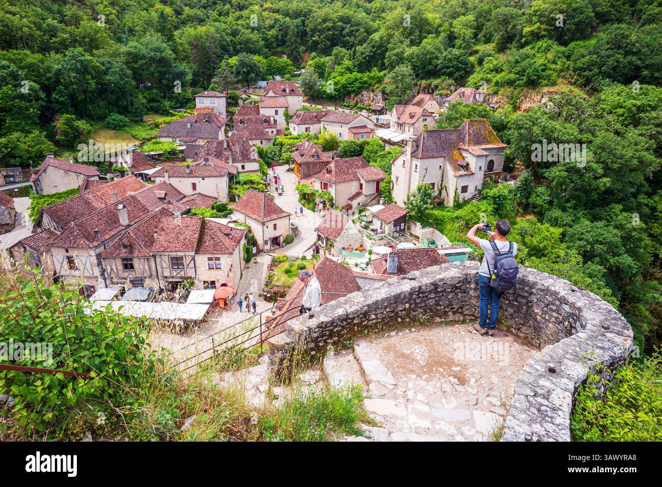 Saint-Cirq-Lapopie, Frankreich - 15. Juni 2024: Fotos des alten Klippendorfes Saint-Cirq-Lapopie in Occitanie, Südwestfrankreich - Pho Stockfoto