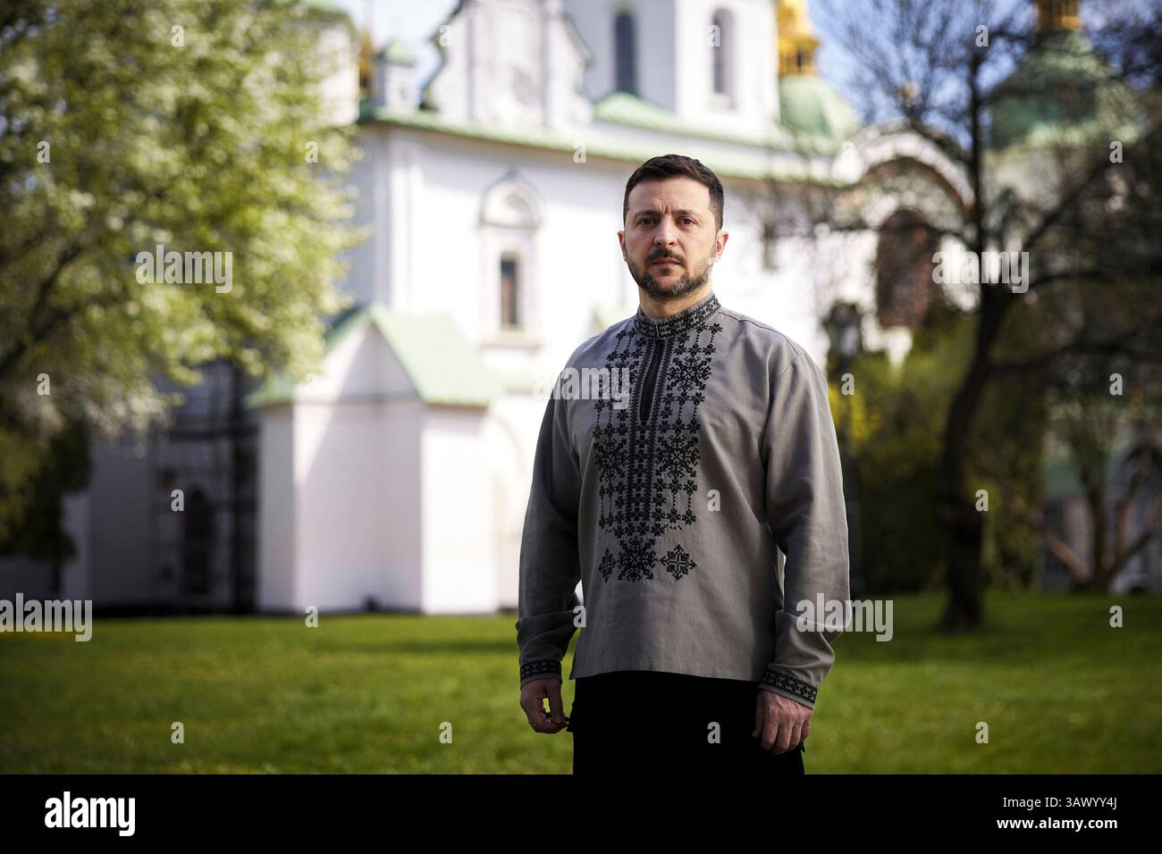 Kiew, Ukraine. April 2025. Der ukrainische Präsident Wolodymyr Zelenskyj, der ein traditionelles ukrainisches Hemd mit Vyshyvanka-Stickerei trägt, hält am 20. April 2025 in Kiew, Ukraine, eine Osteransprache an die Nation vor der Sophia-Kathedrale. Zelenskyj sagte den Ukrainern: „Das Böse mag seine Stunde haben, aber Gott wird seinen Tag haben.“ Kredit: Ukrainischer Ratsvorsitz/Pressestelle Des Ukrainischen Präsidenten/Alamy Live News Stockfoto