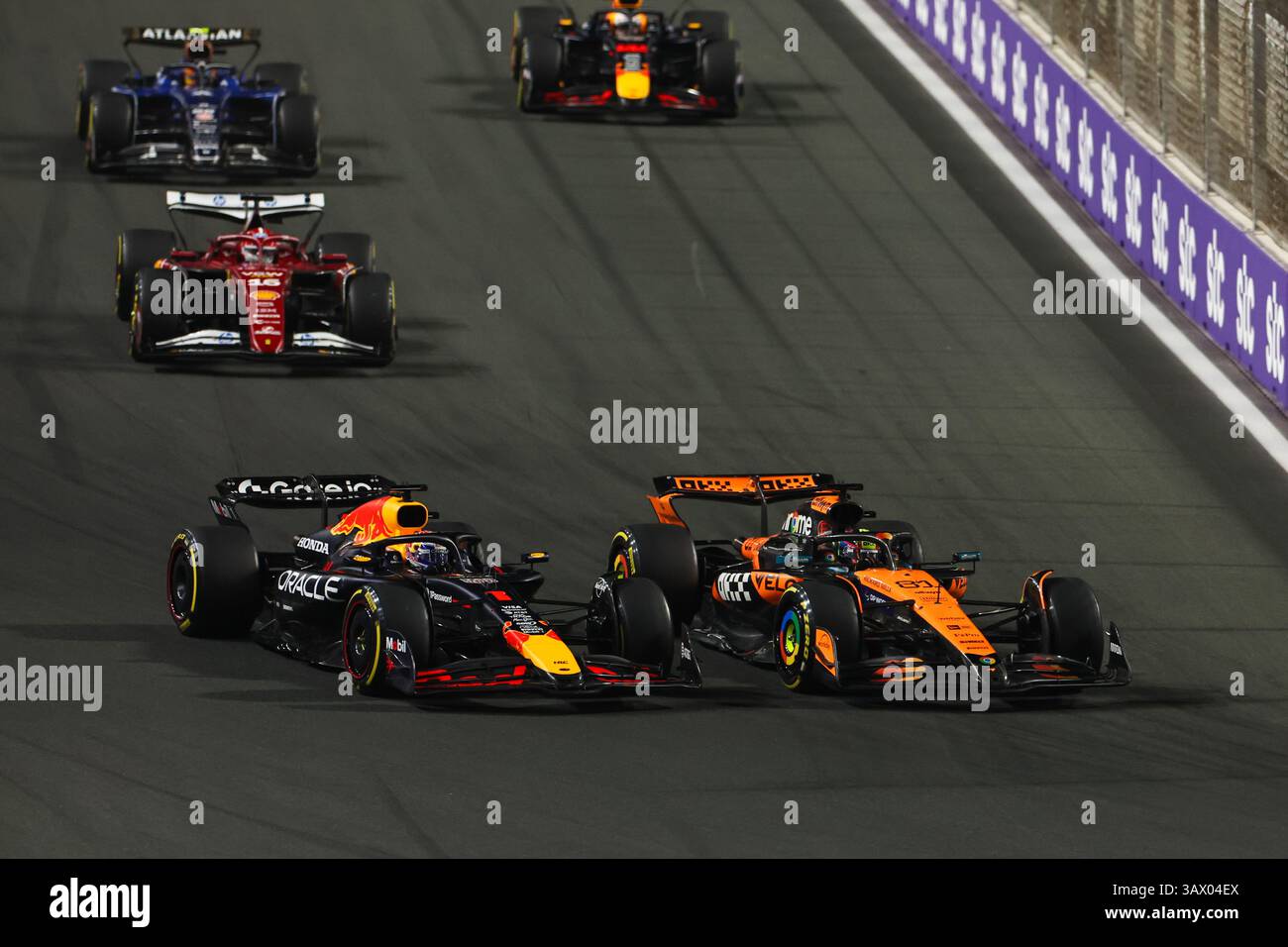 JEDDAH, SAUDI-ARABIEN - 20. APRIL: Max Verstappen aus den Niederlanden, der die (1) Oracle Red Bull Racing RB21 fährt, hat am 20. April 2025 in Jeddah Corniche Circuit in Saudi-Arabien einen Kampf gegen Oscar Piastri aus Australien, der den (81) McLaren MCL39 Mercedes fährt. (Foto: Qian Jun/Paddocker) Credit: Jun QIAN/Alamy Live News Stockfoto