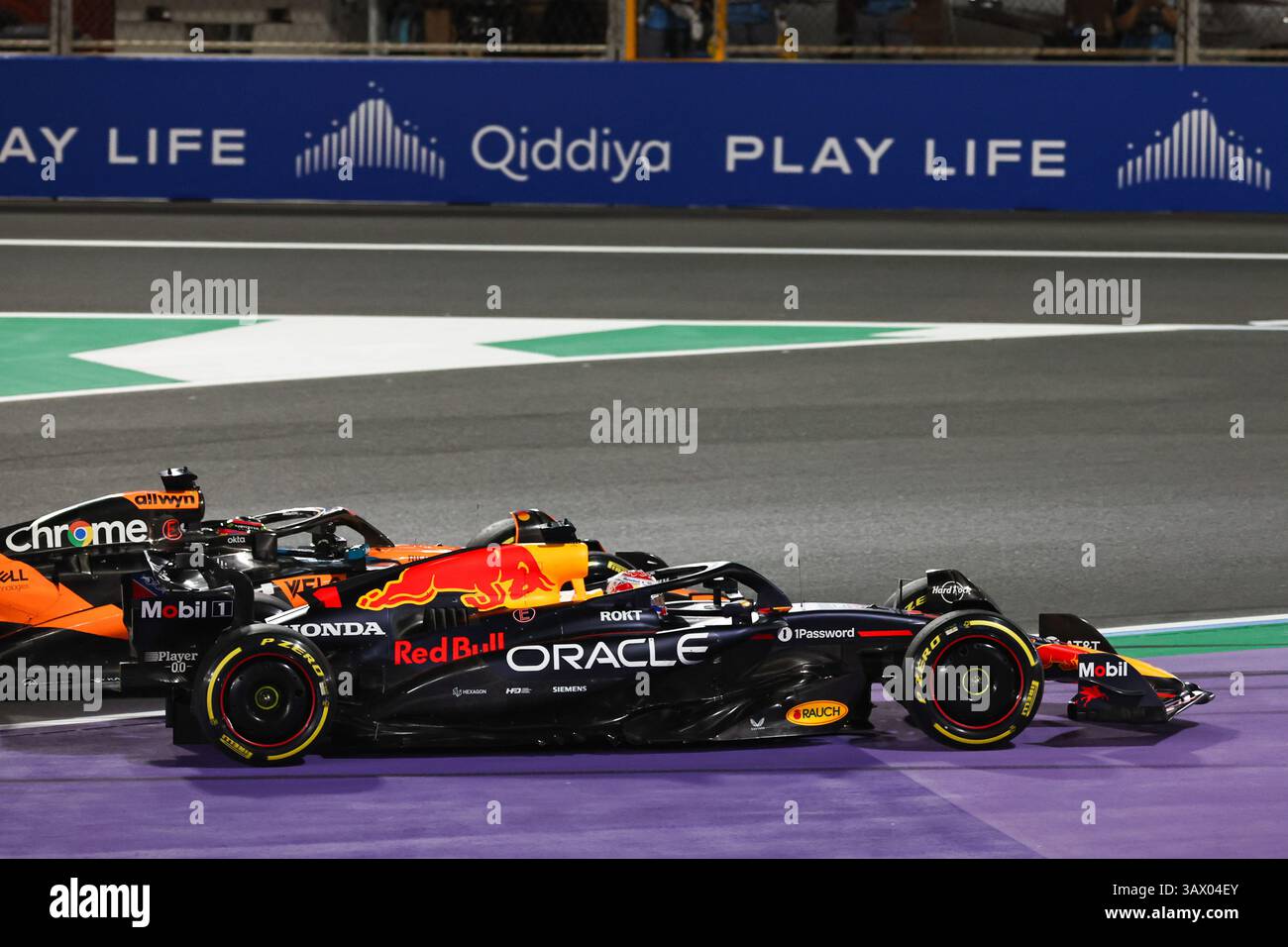 JEDDAH, SAUDI-ARABIEN - 20. APRIL: Max Verstappen aus den Niederlanden, der die (1) Oracle Red Bull Racing RB21 fährt, hat am 20. April 2025 in Jeddah Corniche Circuit in Saudi-Arabien einen Kampf gegen Oscar Piastri aus Australien, der den (81) McLaren MCL39 Mercedes fährt. (Foto: Qian Jun/Paddocker) Credit: Jun QIAN/Alamy Live News Stockfoto