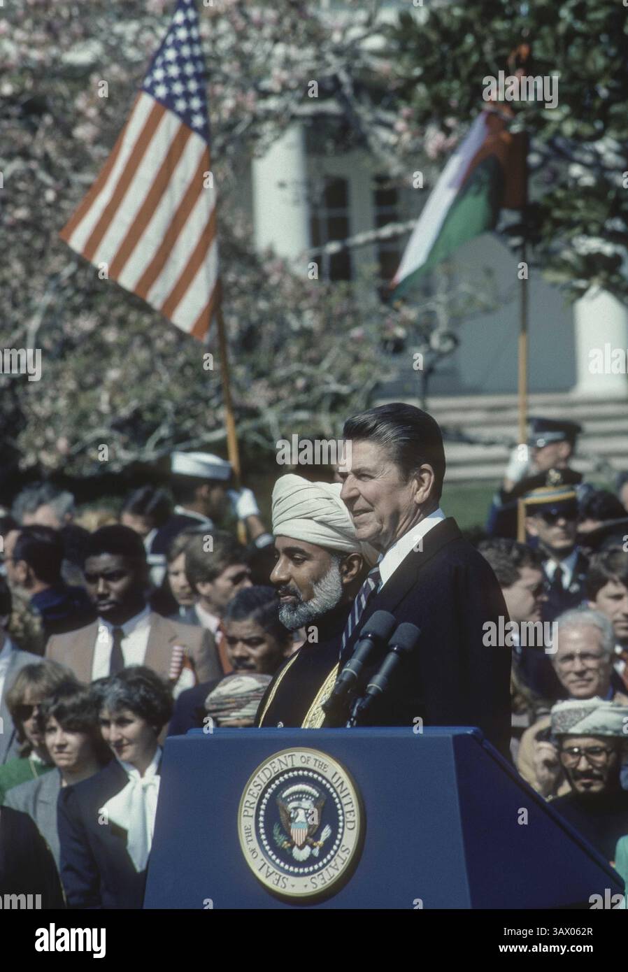12. April 1983: Washington, District of Columbia, U.. S - Präsident Ronald Reagan wird von Sultan Qaboos bin Said über Oman auf dem Podium während der offiziellen Ankunftszeremonie des Staates auf dem Südrasen des Weißen Hauses begrüßt (Bild: © Mark Reinstein Via ZUMA Wire) Stockfoto