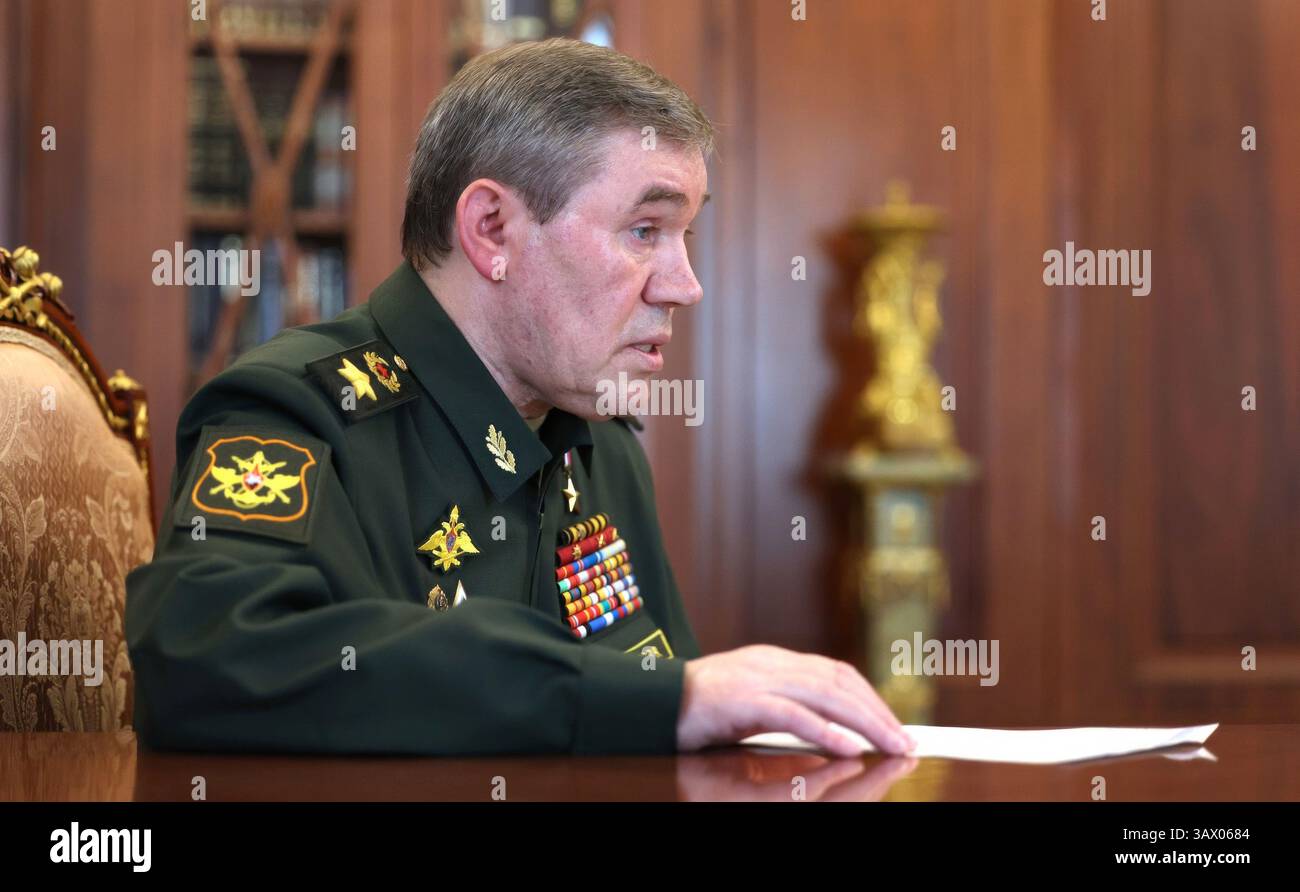 Moskau, Russland. April 2025. Der Generalstabschef der Streitkräfte Russlands, General Valery Gerasimow, übergibt seinen Bericht während eines persönlichen Treffens mit dem russischen Präsidenten Wladimir Putin im Kreml am 19. April 2025 in Moskau. Während des Treffens informierte Putin den General, am Ostersonntag einen Waffenstillstand im Ukraine-Krieg zu halten. Quelle: Vyacheslav Prokofyev/Kreml Pool/Alamy Live News Stockfoto