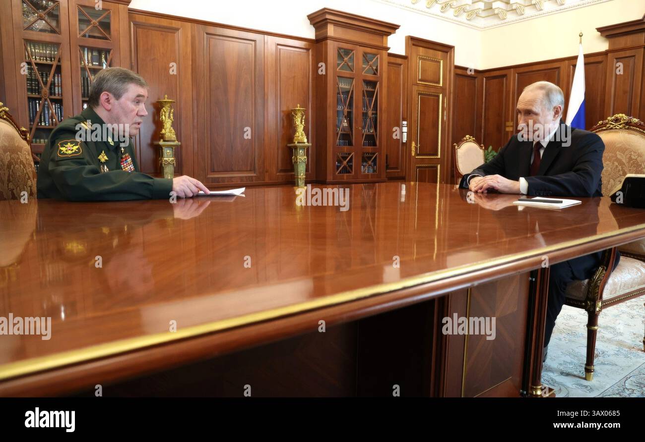 Moskau, Russland. April 2025. Der russische Präsident Wladimir Putin, rechts, hört dem Generalstabschef der russischen Streitkräfte, General Valerij Gerasimow, links, seinen Bericht während eines persönlichen Treffens im Kreml am 19. April 2025 in Moskau, Russland. Während des Treffens informierte Putin den General, am Ostersonntag einen Waffenstillstand im Ukraine-Krieg zu halten. Quelle: Vyacheslav Prokofyev/Kreml Pool/Alamy Live News Stockfoto