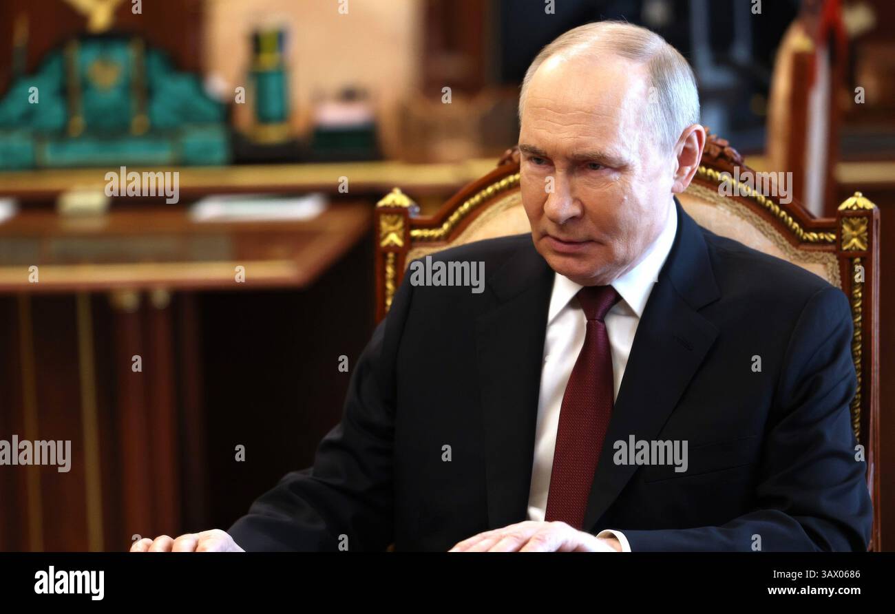 Moskau, Russland. April 2025. Der russische Präsident Wladimir Putin, der den Generalstabschef der russischen Streitkräfte, General Valerij Gerasimow, anhört, hält seinen Bericht während eines persönlichen Treffens im Kreml am 19. April 2025 in Moskau, Russland. Während des Treffens informierte Putin den General, am Ostersonntag einen Waffenstillstand im Ukraine-Krieg zu halten. Quelle: Vyacheslav Prokofyev/Kreml Pool/Alamy Live News Stockfoto