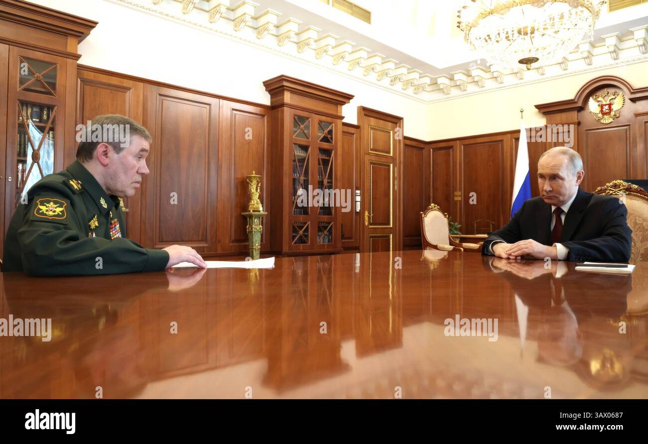 Moskau, Russland. April 2025. Der russische Präsident Wladimir Putin, rechts, hört dem Generalstabschef der russischen Streitkräfte, General Valerij Gerasimow, links, seinen Bericht während eines persönlichen Treffens im Kreml am 19. April 2025 in Moskau, Russland. Während des Treffens informierte Putin den General, am Ostersonntag einen Waffenstillstand im Ukraine-Krieg zu halten. Quelle: Vyacheslav Prokofyev/Kreml Pool/Alamy Live News Stockfoto