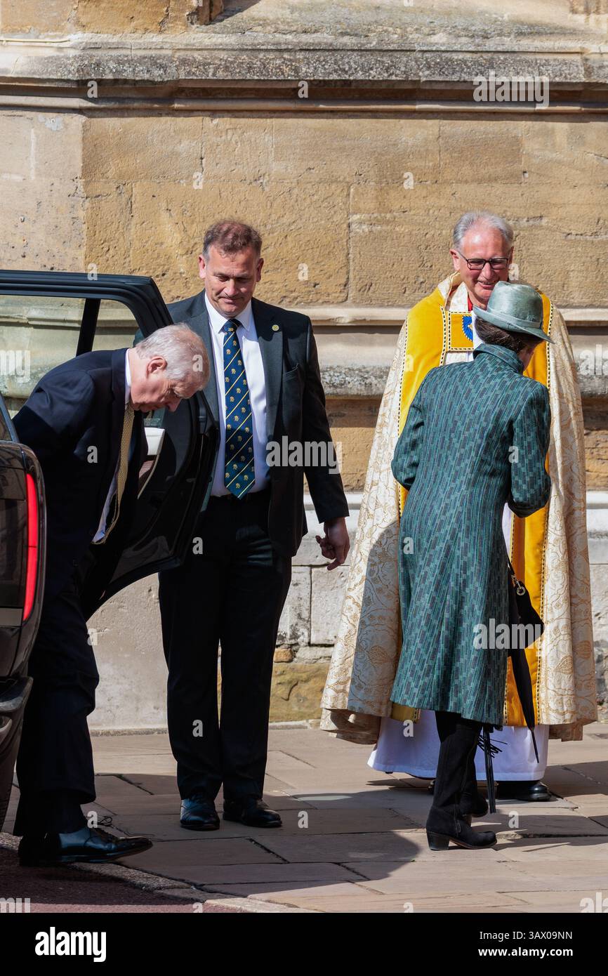 Windsor, Großbritannien. April 2025. Prinz Andrew, Duke of York, und Prinzessin Anne, Prinzessin Royal, kommen an, um den Gottesdienst am Ostersonntag in der St. George's Chapel in Windsor Castle zu besuchen. Der Ostersonntag ist der Mittelpunkt der Osterfeier der Königsfamilie. Quelle: Mark Kerrison/Alamy Live News Stockfoto
