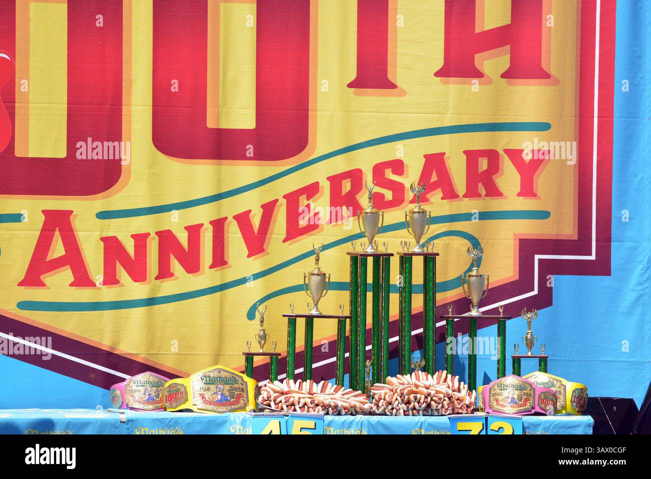 Juli 2016 - New York, New York, USA - Atmosphäre beim Nathan's Fourth of July Hot Dog Eating Contest am 4. Juli 2016 New York, USA (Credit Image: © Curtis Means/Ace Pictures via ZUMA Press) Stockfoto