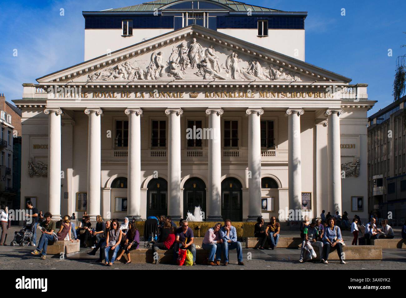 September 2015 - Brüssel, Belgien - das Theater Royal de la Monnaie (Koninklijke Muntschouwberg) in Brüssel, Belgien. Th. âtre Royal de la Monnaie / Koninklijke Muntschouwburg. www.lamonnaie.be Place de la Monnaie, 20 de BrouckèRe. (Ca. 20 Euro). Tel.: 02 229 1200. Dieses Theater, in dem die Nationaloper von Belgien untergebracht ist, wurde 1817 vom Architekten Joseph Poelaert auf der Asche des Hôtel des Monnaies errichtet, der vor Jahren einen Brand erlitten hatte. Es wurde unter einer Mischung aus Neobarock, Neo-Rokoko und Neorenaissance erbaut. Das Auditorium wurde von dem riesigen Kristalllüster beleuchtet, der noch drinnen hängt Stockfoto September 2015 - Brüssel, Belgien - das Theater Royal de la Monnaie (Koninklijke Muntschouwberg) in Brüssel, Belgien. Th. âtre Royal de la Monnaie / Koninklijke Muntschouwburg. www.lamonnaie.be Place de la Monnaie, 20 de BrouckèRe. (Ca. 20 Euro). Tel.: 02 229 1200. Dieses Theater, in dem die Nationaloper von Belgien untergebracht ist, wurde 1817 vom Architekten Joseph Poelaert auf der Asche des Hôtel des Monnaies errichtet, der vor Jahren einen Brand erlitten hatte. Es wurde unter einer Mischung aus Neobarock, Neo-Rokoko und Neorenaissance erbaut. Das Auditorium wurde von dem riesigen Kristalllüster beleuchtet, der noch drinnen hängt Stockfoto