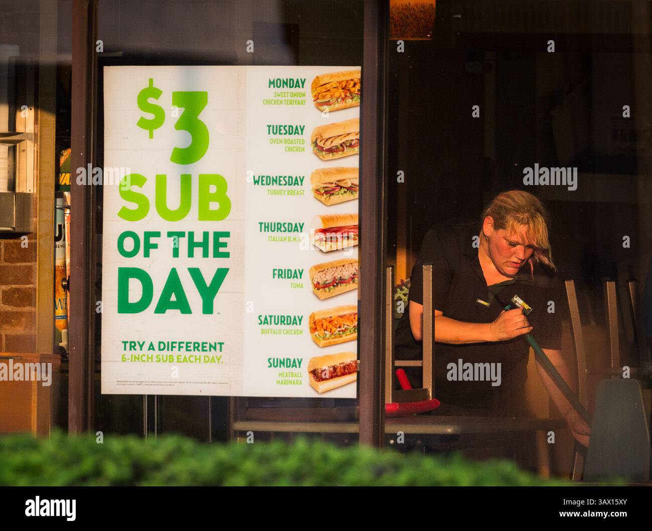 Juni 2016 - Orlando, Florida, USA - LOREN ELLIOTT | Times . Ein Subway-Mitarbeiter wird gesehen, wie er an einem Standort in der South Orange Avenue arbeitet, nur wenige Häuserblocks vom Tatort Pulse Nachtclub entfernt, wo am frühen Sonntagmorgen in Orlando, Florida, 49 Menschen bei einer Massenerschießung getötet wurden, am Mittwoch, den 15. Juni. 2016. einige lokale Geschäfte in der South Orange Avenue in der Nähe des Tatorts haben sich wieder eröffnet. (Foto: © Loren Elliott/Tampa Bay Times via ZUMA Wire) Stockfoto