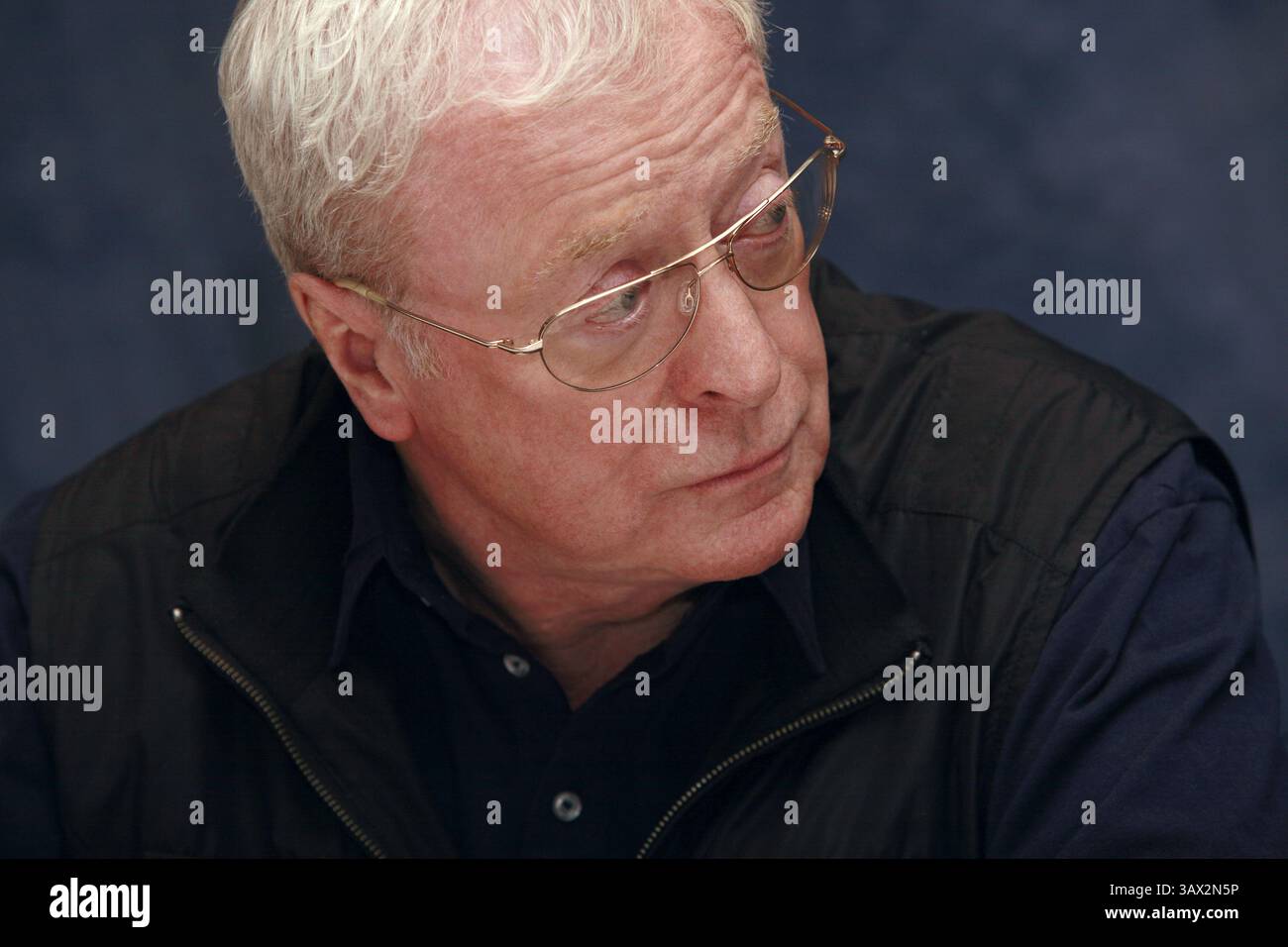 11. September 2007 – Toronto, Kanada – MICHAEL CAINE wirbt während des Toronto Film Festivals für Sleuth. Sir Michael Caine, CBE (* 14. März 1933 in Maurice Joseph Micklewhite) ist ein britischer Schauspieler und Autor. Caine ist bekannt für seinen markanten Cockney-Akzent in der Arbeiterklasse und ist in über 115 Filmen zu sehen und gilt als britische Filmikone. Seinen Durchbruch schaffte er in den 1960er Jahren mit Zulu (1964), The Ipcress File (1965), Alfie (1966), für den er für einen Academy Award, den Italian Job (1969) und Battle of Britain (1969) nominiert wurde. Zu seinen bekanntesten Rollen in den 1970er Jahren zählte Get Carter ( Stockfoto
