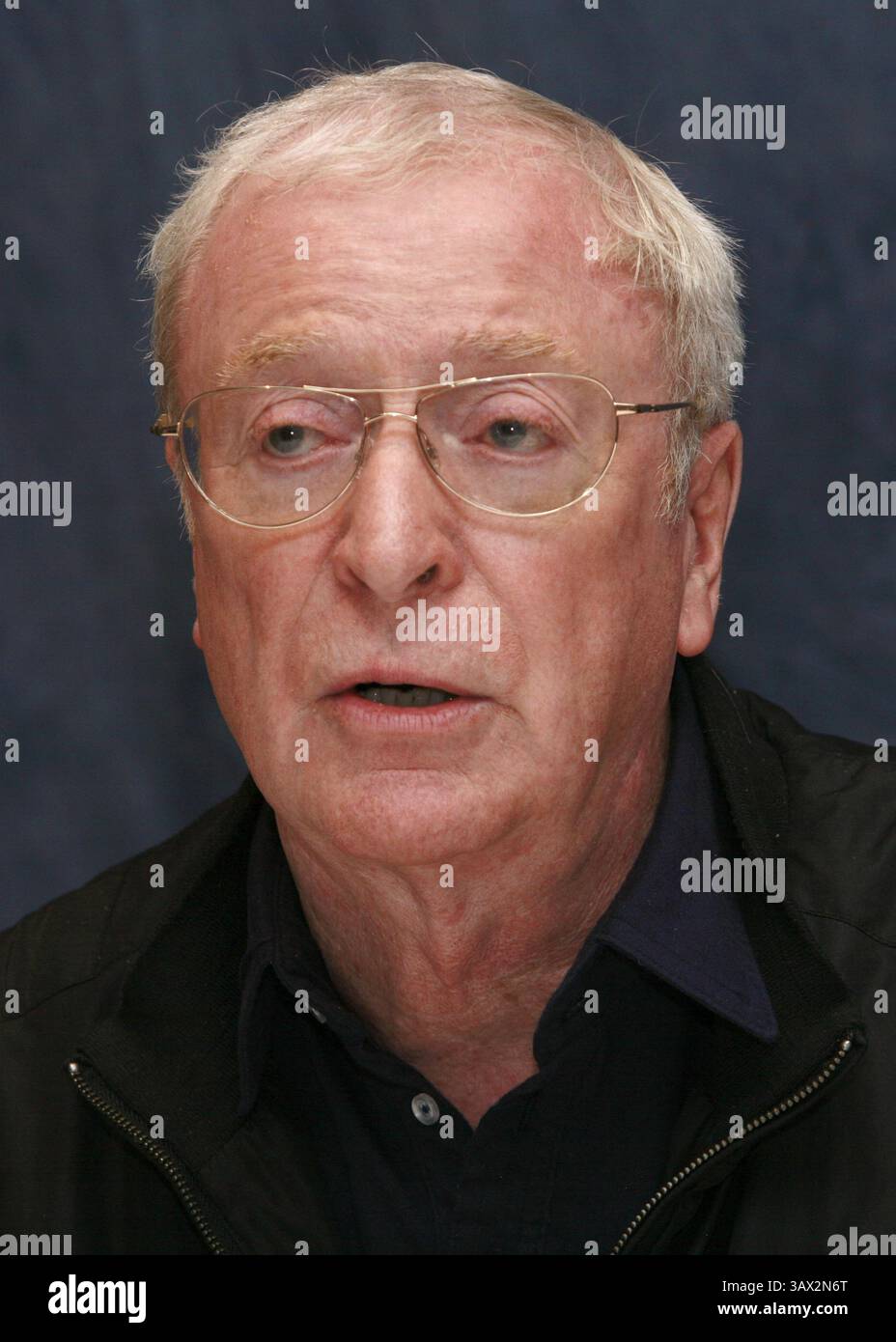 11. September 2007 – Toronto, Kanada – MICHAEL CAINE wirbt während des Toronto Film Festivals für Sleuth. Sir Michael Caine, CBE (* 14. März 1933 in Maurice Joseph Micklewhite) ist ein britischer Schauspieler und Autor. Caine ist bekannt für seinen markanten Cockney-Akzent in der Arbeiterklasse und ist in über 115 Filmen zu sehen und gilt als britische Filmikone. Seinen Durchbruch schaffte er in den 1960er Jahren mit Zulu (1964), The Ipcress File (1965), Alfie (1966), für den er für einen Academy Award, den Italian Job (1969) und Battle of Britain (1969) nominiert wurde. Zu seinen bekanntesten Rollen in den 1970er Jahren zählte Get Carter ( Stockfoto