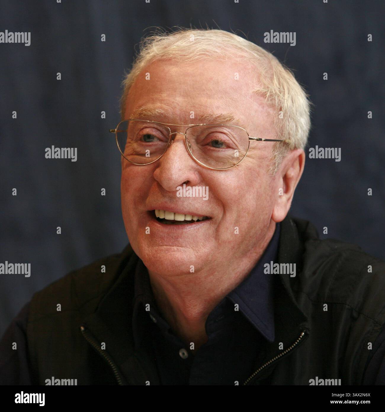 11. September 2007 – Toronto, Kanada – MICHAEL CAINE wirbt während des Toronto Film Festivals für Sleuth. Sir Michael Caine, CBE (* 14. März 1933 in Maurice Joseph Micklewhite) ist ein britischer Schauspieler und Autor. Caine ist bekannt für seinen markanten Cockney-Akzent in der Arbeiterklasse und ist in über 115 Filmen zu sehen und gilt als britische Filmikone. Seinen Durchbruch schaffte er in den 1960er Jahren mit Zulu (1964), The Ipcress File (1965), Alfie (1966), für den er für einen Academy Award, den Italian Job (1969) und Battle of Britain (1969) nominiert wurde. Zu seinen bekanntesten Rollen in den 1970er Jahren zählte Get Carter ( Stockfoto