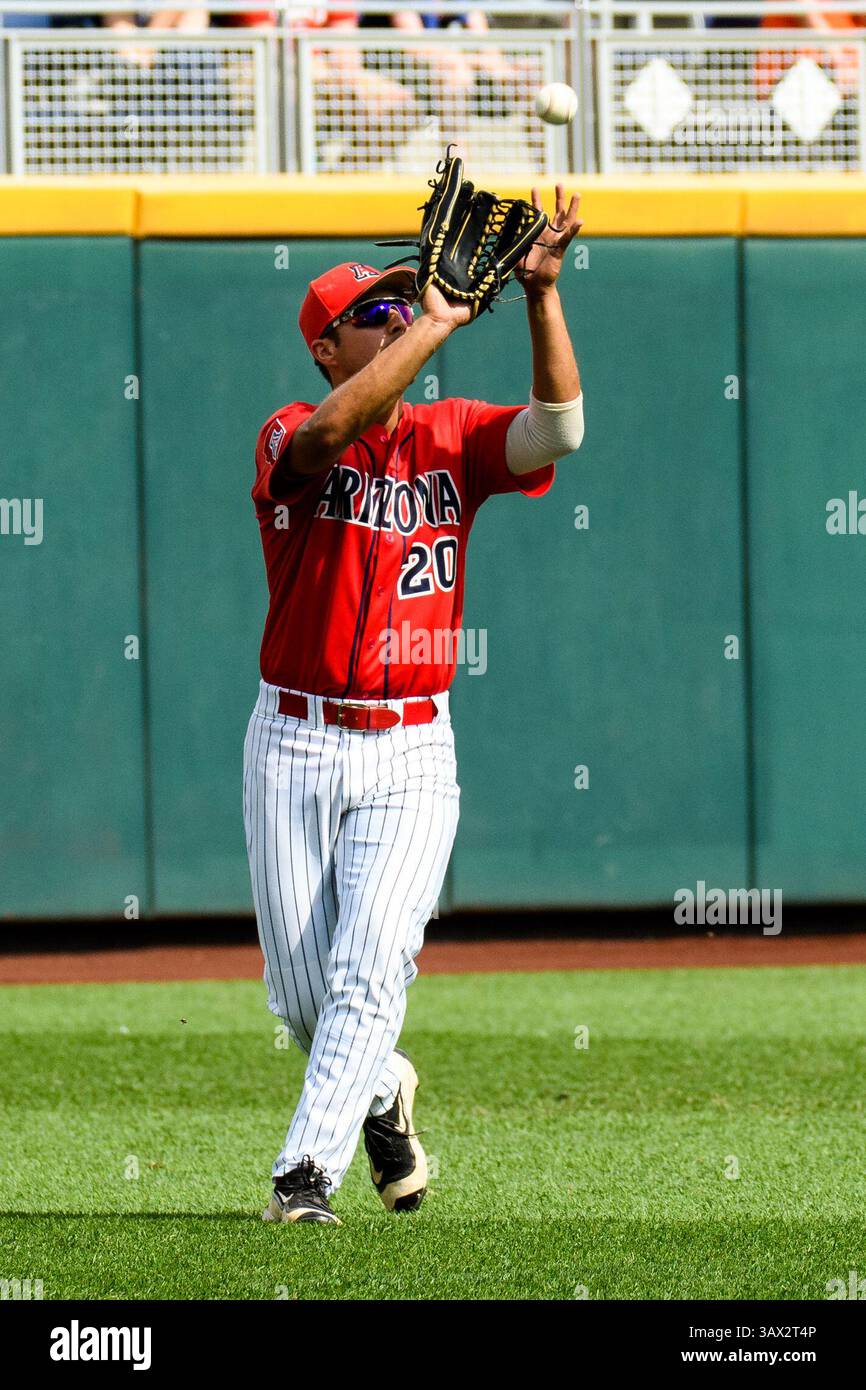 25. Juni 2016: Arizona ließ Feldspieler Alfonso Rivas Platz 20 im Spiel 13 der NCAA Men's College World Series 2016 zwischen Oklahoma State Cowboys und Arizona Wildcats im TD Ameritrade Park in Omaha, NE. Teilnehmer: 9326. Arizona gewann 5:1. Jimmy Rash/Cal Sport Media (Kreditbild: © Jimmy Rash/CSM via ZUMA Wire) Stockfoto