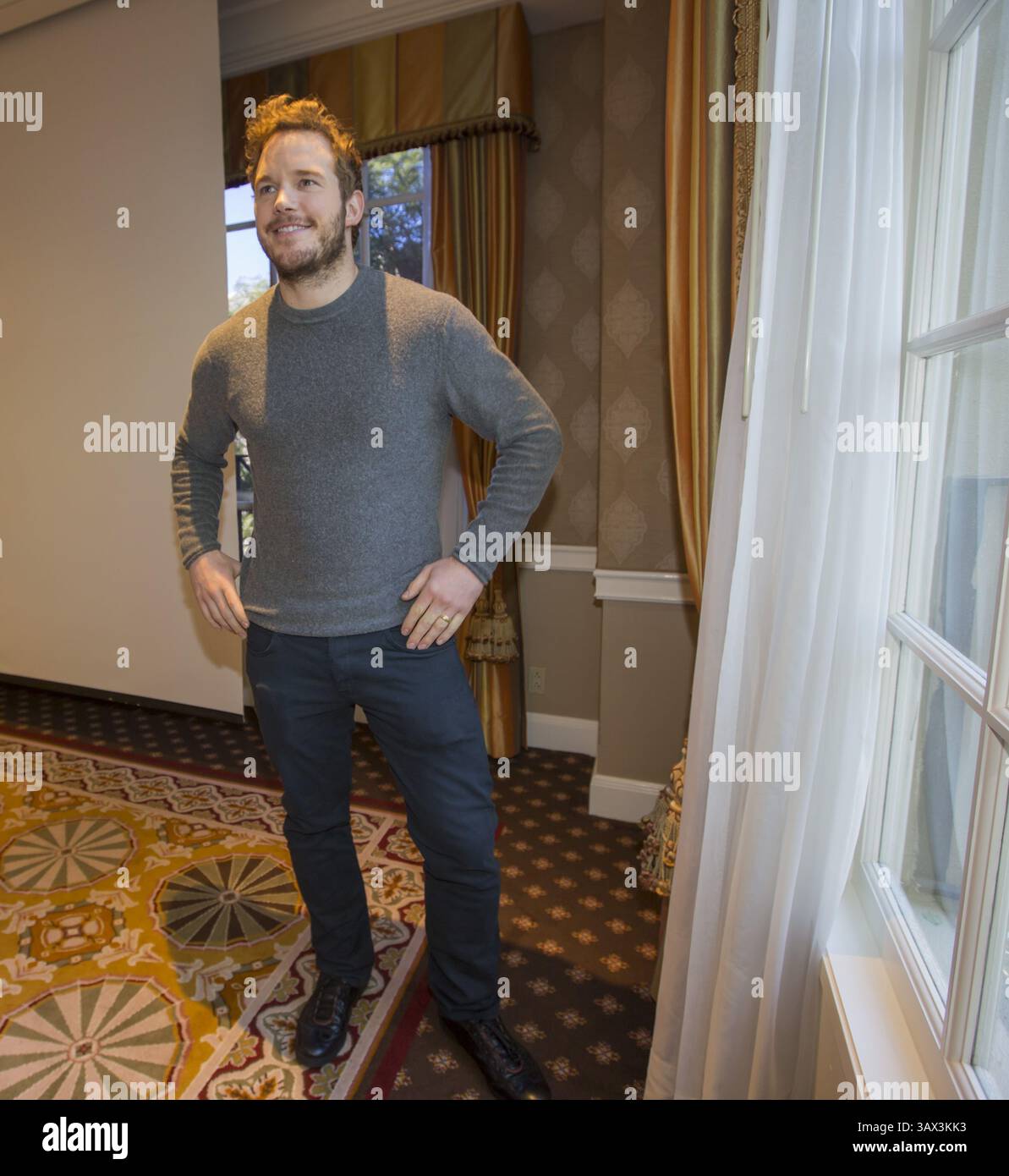 November 2013 – Beverly Hills, Kalifornien, USA – CHRIS PRATT wirbt für „Delivery man“ im Four Seasons Hotel. Christopher Michael Chris Pratt (* 21. Juni 1979 in Virginia, Minnesota) ist ein US-amerikanischer Schauspieler. Er wurde bekannt durch seine Fernsehrollen, darunter Bright Abbott in Everwood (2002–2006) und Andy Dwyer in der NBC-Sitcom Parks and Recreation (2009–2015). Seine frühe Filmkarriere begann mit Nebenrollen in Mainstream-Filmen wie Wanted (2008), Moneyball (2011), The Five-Year Engagement (2012), Zero Dark Thirty (2012), Delivery man (2013) und her (2013), bevor er l erreichte Stockfoto