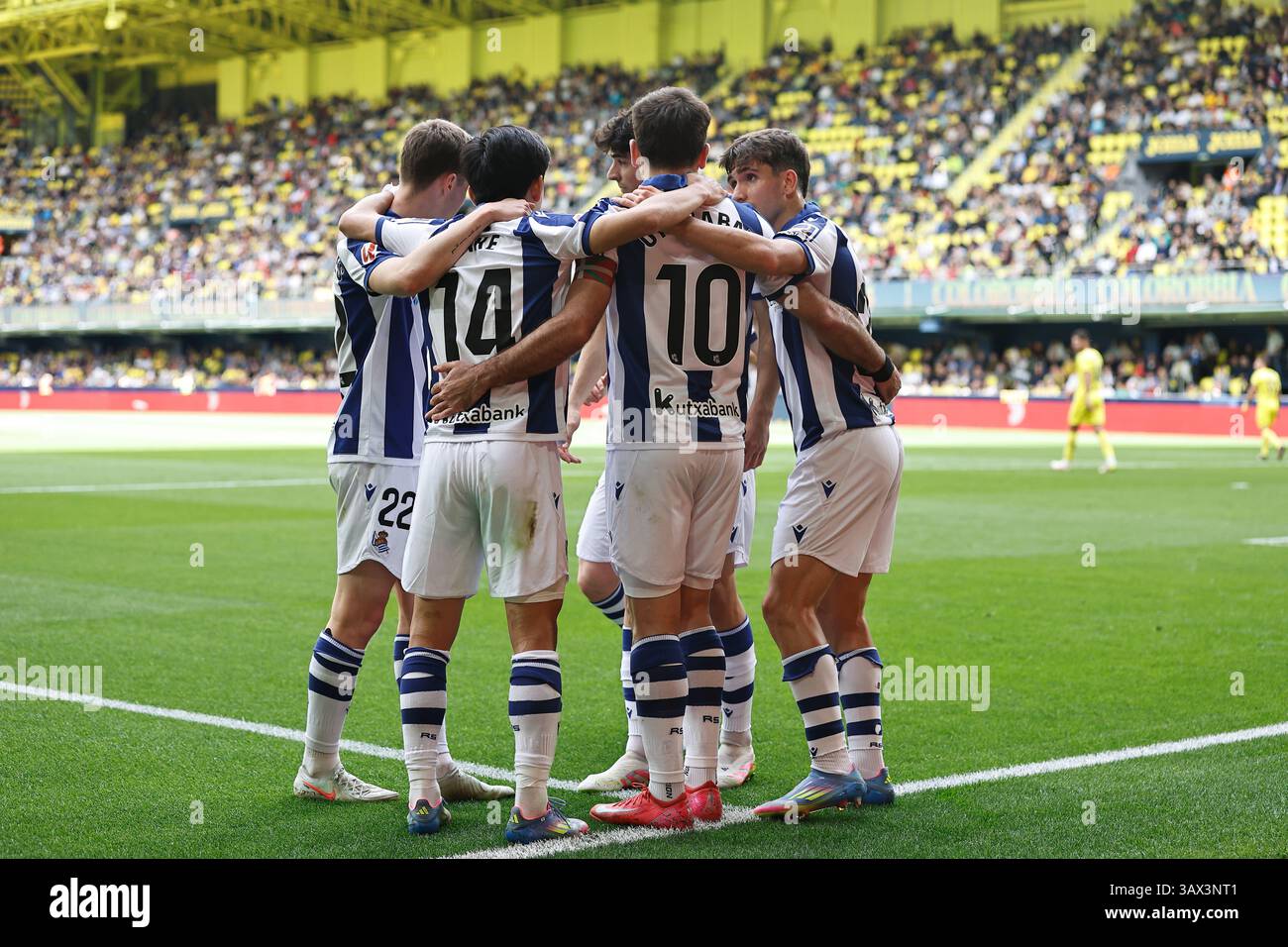 Vila-Real, Spanien. April 2025. Real Sociedad Team Group (Sociedad) Fußball/Fußball : die Real Sociedad Team Group feiert nach dem Tor von Oyarzabal während des spanischen Spiels LaLiga EA Sports zwischen Villarreal CF 2-2 Real Sociedad im Estadio de la Ceramica in Vila-Real, Spanien . Quelle: Mutsu Kawamori/AFLO/Alamy Live News Stockfoto