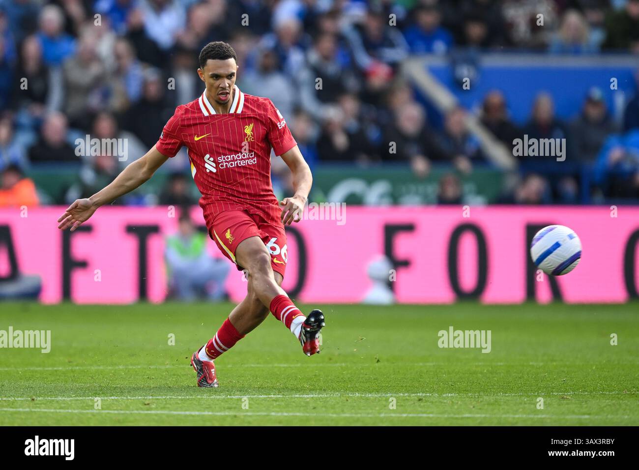 Leicester, Großbritannien. April 2025. Trent Alexander-Arnold aus Liverpool gibt den Ball während des Spiels Leicester City gegen Liverpool Premier League im King Power Stadium, Leicester. Der Bildnachweis sollte lauten: Craig Thomas/Sportimage Credit: Sportimage Ltd/Alamy Live News Stockfoto