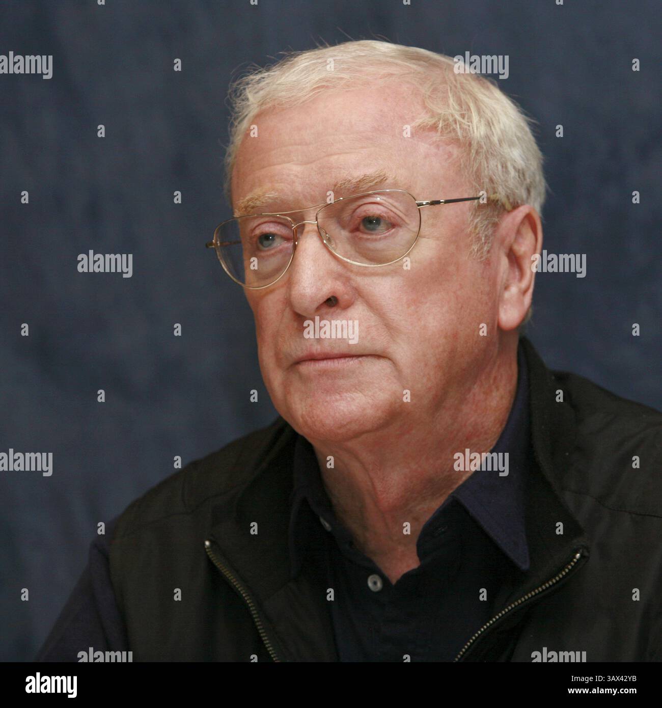11. September 2007 – Toronto, Kanada – MICHAEL CAINE wirbt während des Toronto Film Festivals für Sleuth. Sir Michael Caine, CBE (* 14. März 1933 in Maurice Joseph Micklewhite) ist ein britischer Schauspieler und Autor. Caine ist bekannt für seinen markanten Cockney-Akzent in der Arbeiterklasse und ist in über 115 Filmen zu sehen und gilt als britische Filmikone. Seinen Durchbruch schaffte er in den 1960er Jahren mit Zulu (1964), The Ipcress File (1965), Alfie (1966), für den er für einen Academy Award, den Italian Job (1969) und Battle of Britain (1969) nominiert wurde. Zu seinen bekanntesten Rollen in den 1970er Jahren zählte Get Carter ( Stockfoto