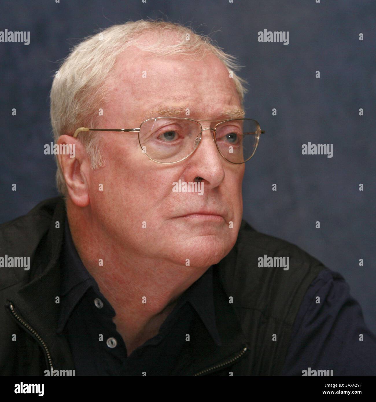 11. September 2007 – Toronto, Kanada – MICHAEL CAINE wirbt während des Toronto Film Festivals für Sleuth. Sir Michael Caine, CBE (* 14. März 1933 in Maurice Joseph Micklewhite) ist ein britischer Schauspieler und Autor. Caine ist bekannt für seinen markanten Cockney-Akzent in der Arbeiterklasse und ist in über 115 Filmen zu sehen und gilt als britische Filmikone. Seinen Durchbruch schaffte er in den 1960er Jahren mit Zulu (1964), The Ipcress File (1965), Alfie (1966), für den er für einen Academy Award, den Italian Job (1969) und Battle of Britain (1969) nominiert wurde. Zu seinen bekanntesten Rollen in den 1970er Jahren zählte Get Carter ( Stockfoto