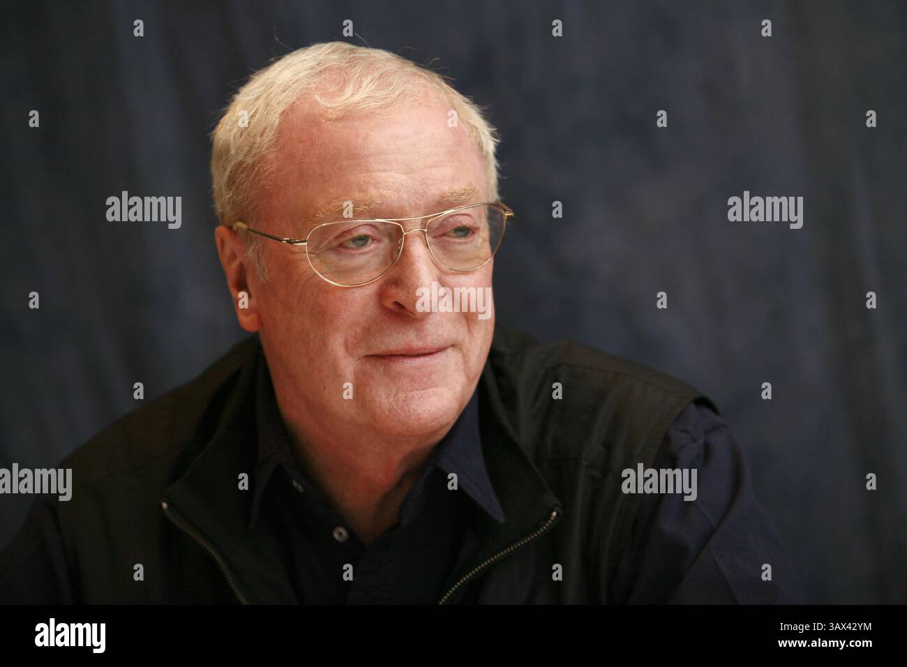 11. September 2007 – Toronto, Kanada – MICHAEL CAINE wirbt während des Toronto Film Festivals für Sleuth. Sir Michael Caine, CBE (* 14. März 1933 in Maurice Joseph Micklewhite) ist ein britischer Schauspieler und Autor. Caine ist bekannt für seinen markanten Cockney-Akzent in der Arbeiterklasse und ist in über 115 Filmen zu sehen und gilt als britische Filmikone. Seinen Durchbruch schaffte er in den 1960er Jahren mit Zulu (1964), The Ipcress File (1965), Alfie (1966), für den er für einen Academy Award, den Italian Job (1969) und Battle of Britain (1969) nominiert wurde. Zu seinen bekanntesten Rollen in den 1970er Jahren zählte Get Carter ( Stockfoto
