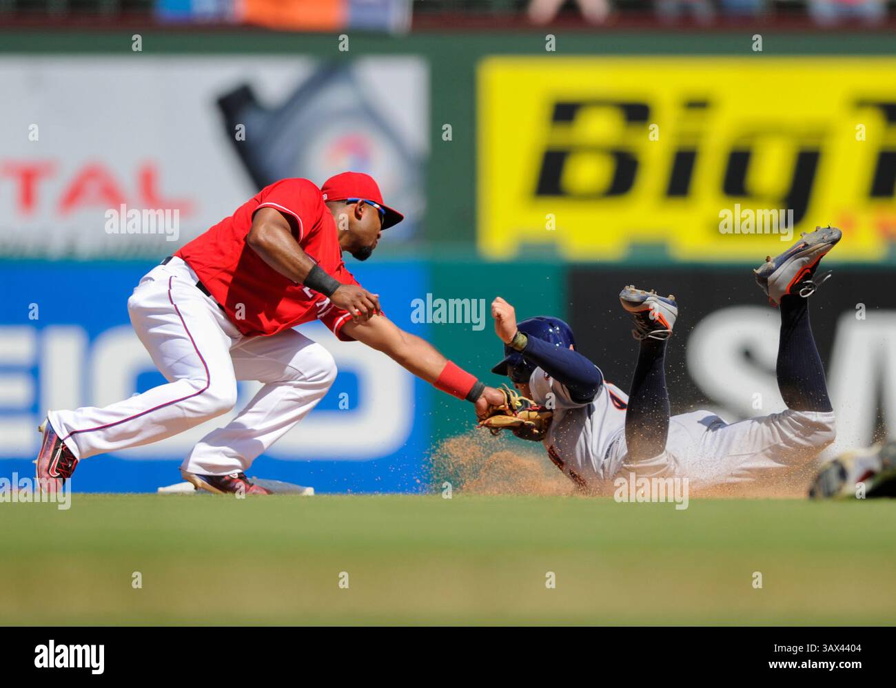 9. Juni 2016: Texas Rangers Shortstop Elvis Andrus #1 setzt das Schlagwort auf Houston Astros rechts Feldspieler George Springer #4 für den letzten aus dem Spiel während eines MLB-Spiels zwischen den Houston Astros und den Texas Rangers im Globe Life Park in Arlington, Texas, Texas besiegte Houston 5-3 Albert Pena/CSM(Credit Image: © Albert PENA/CSM via ZUMA Wire) Stockfoto 9. Juni 2016: Texas Rangers Shortstop Elvis Andrus #1 setzt das Schlagwort auf Houston Astros rechts Feldspieler George Springer #4 für den letzten aus dem Spiel während eines MLB-Spiels zwischen den Houston Astros und den Texas Rangers im Globe Life Park in Arlington, Texas, Texas besiegte Houston 5-3 Albert Pena/CSM(Credit Image: © Albert PENA/CSM via ZUMA Wire) Stockfoto