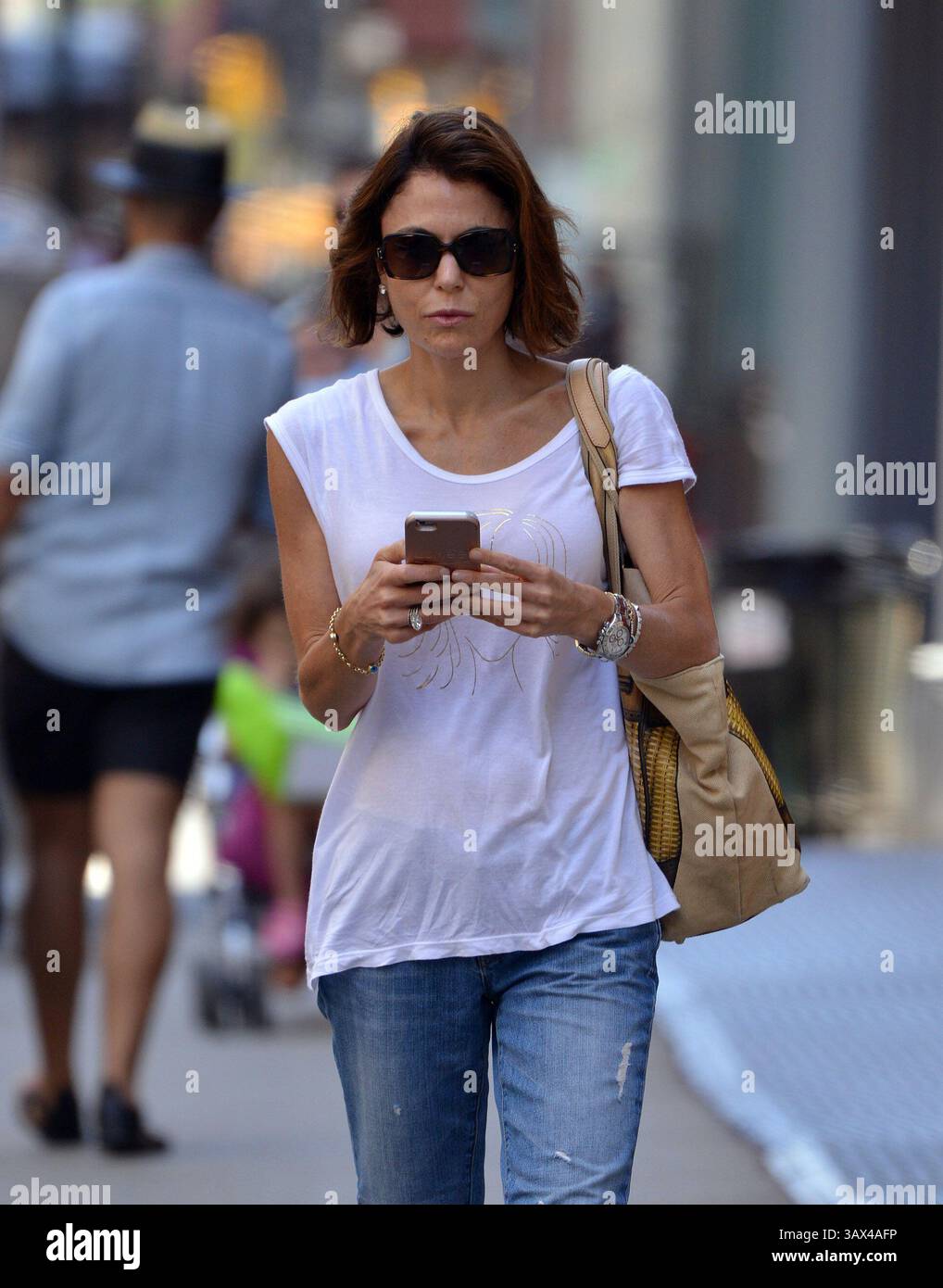 24. Juni 2016 – New York, New York, Vereinigte Staaten – die TV-Persönlichkeit Bethenny Frankel schickt Fotos von Fotografen an Snapchat, während sie am 24. Juni 2016 in New York City durch Tribeca spaziert (Credit Image: © Curtis Means/Ace Pictures via ZUMA Press) Stockfoto