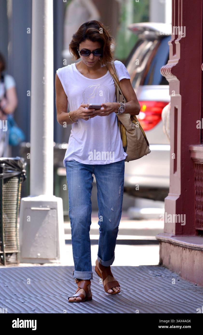 24. Juni 2016 – New York, New York, Vereinigte Staaten – die TV-Persönlichkeit Bethenny Frankel schickt Fotos von Fotografen an Snapchat, während sie am 24. Juni 2016 in New York City durch Tribeca spaziert (Credit Image: © Curtis Means/Ace Pictures via ZUMA Press) Stockfoto