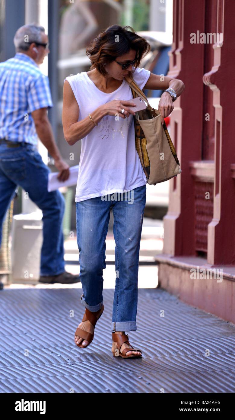 24. Juni 2016 – New York, New York, Vereinigte Staaten – die TV-Persönlichkeit Bethenny Frankel schickt Fotos von Fotografen an Snapchat, während sie am 24. Juni 2016 in New York City durch Tribeca spaziert (Credit Image: © Curtis Means/Ace Pictures via ZUMA Press) Stockfoto