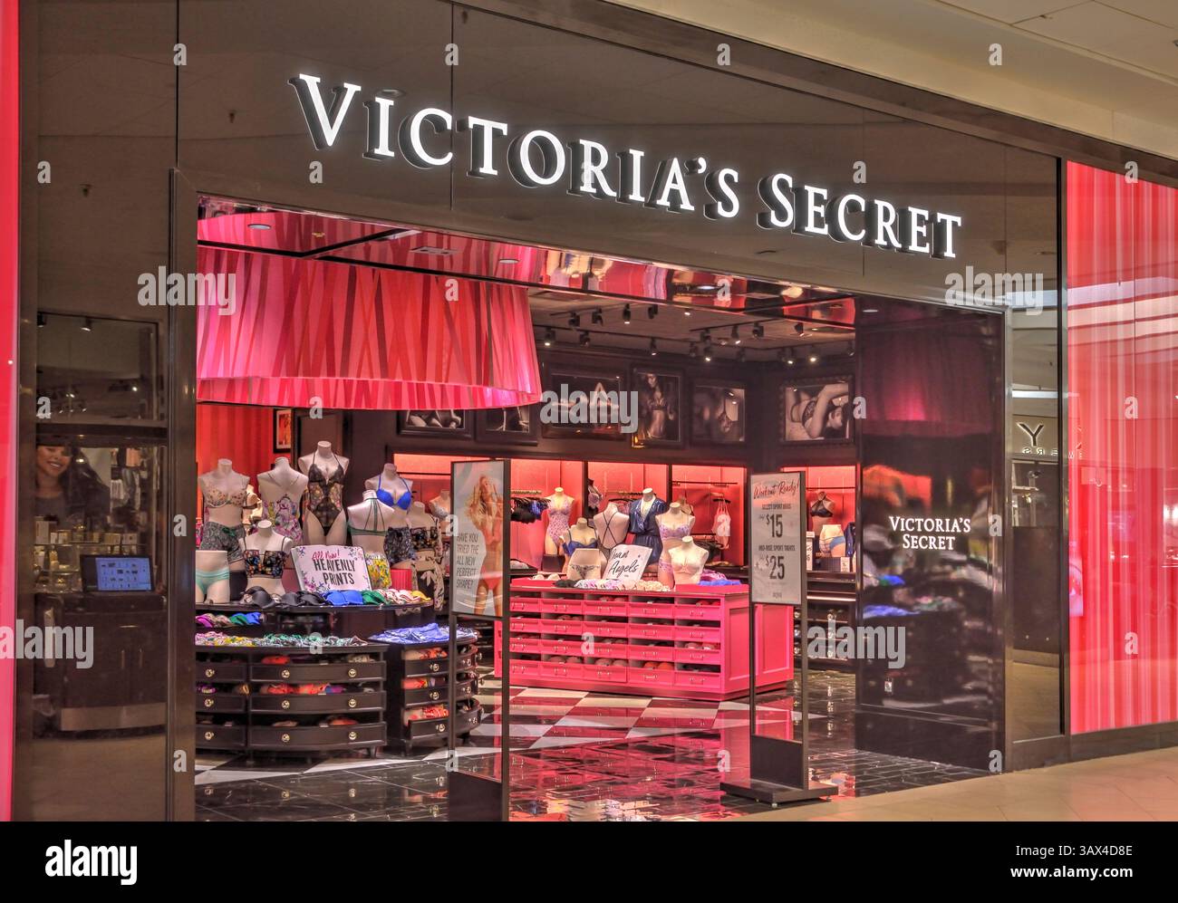 Springfield, Missouri - 22. März 2019: Victoria's Secret Store Front in der Battlefield Mall. Victoria's Secret ist vielleicht der größte amerikanische Retai Stockfoto