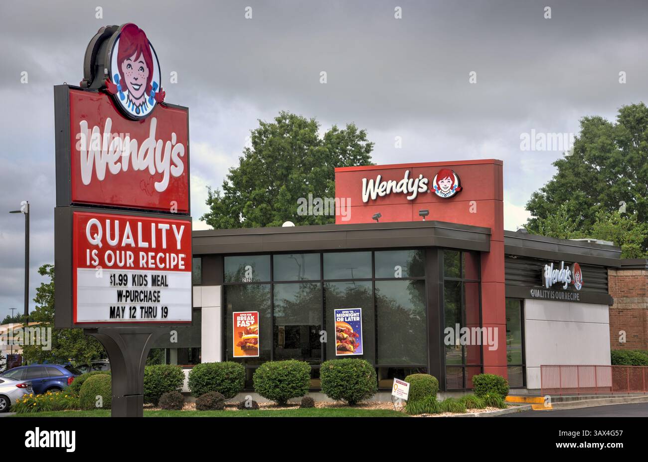 Springfield, Missouri - 15. Mai 2024: Wendy's ist eine amerikanische Fast-Food-Restaurantkette, die von Dave Thomas am 15. November 1969 in gegründet wurde Stockfoto