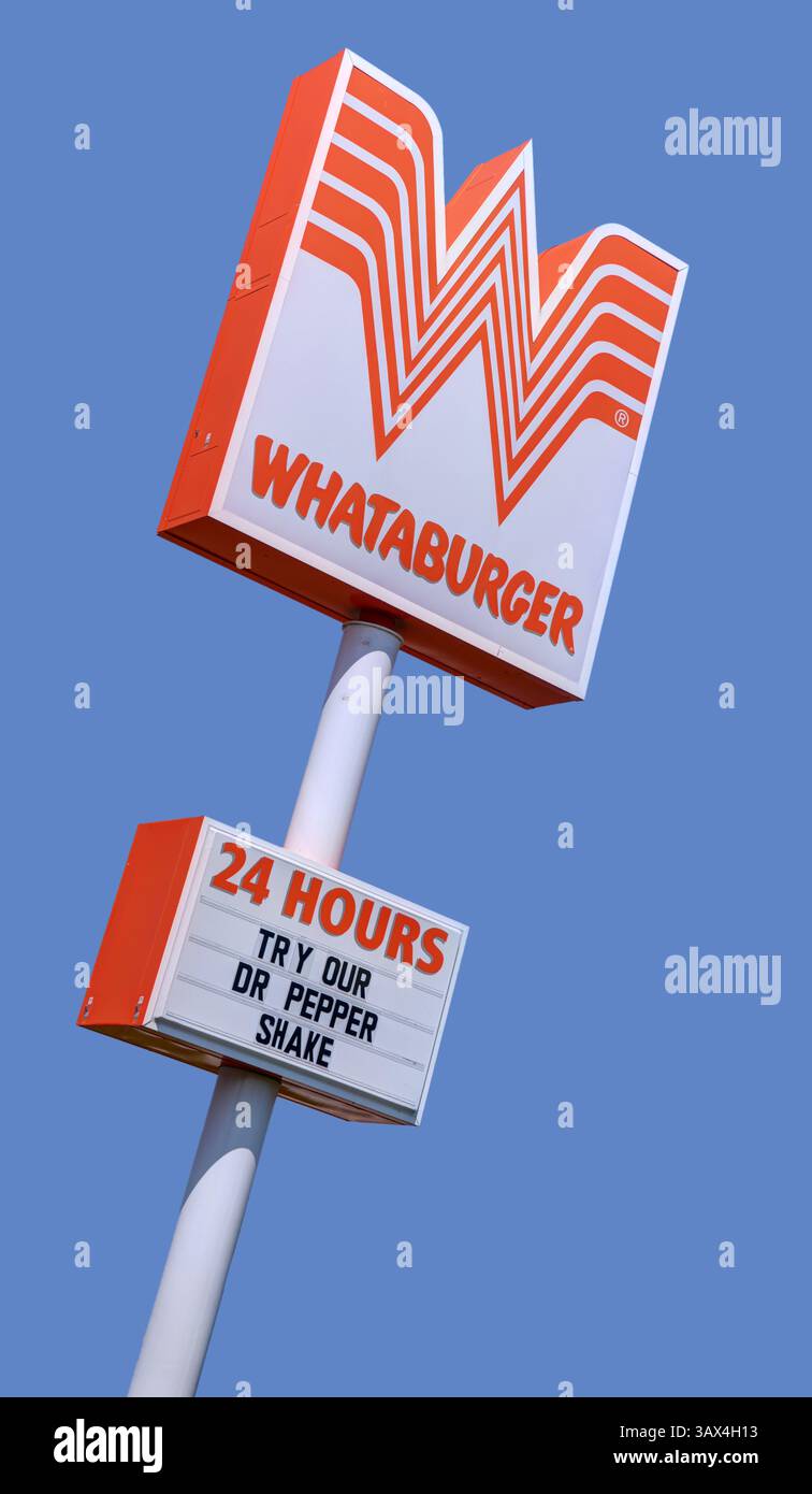 Springfield, Missouri – 21. Mai 2024: Whataburger, eine regionale amerikanische Fast-Food-Restaurantkette mit Sitz in San Antonio, Texas. Stockfoto