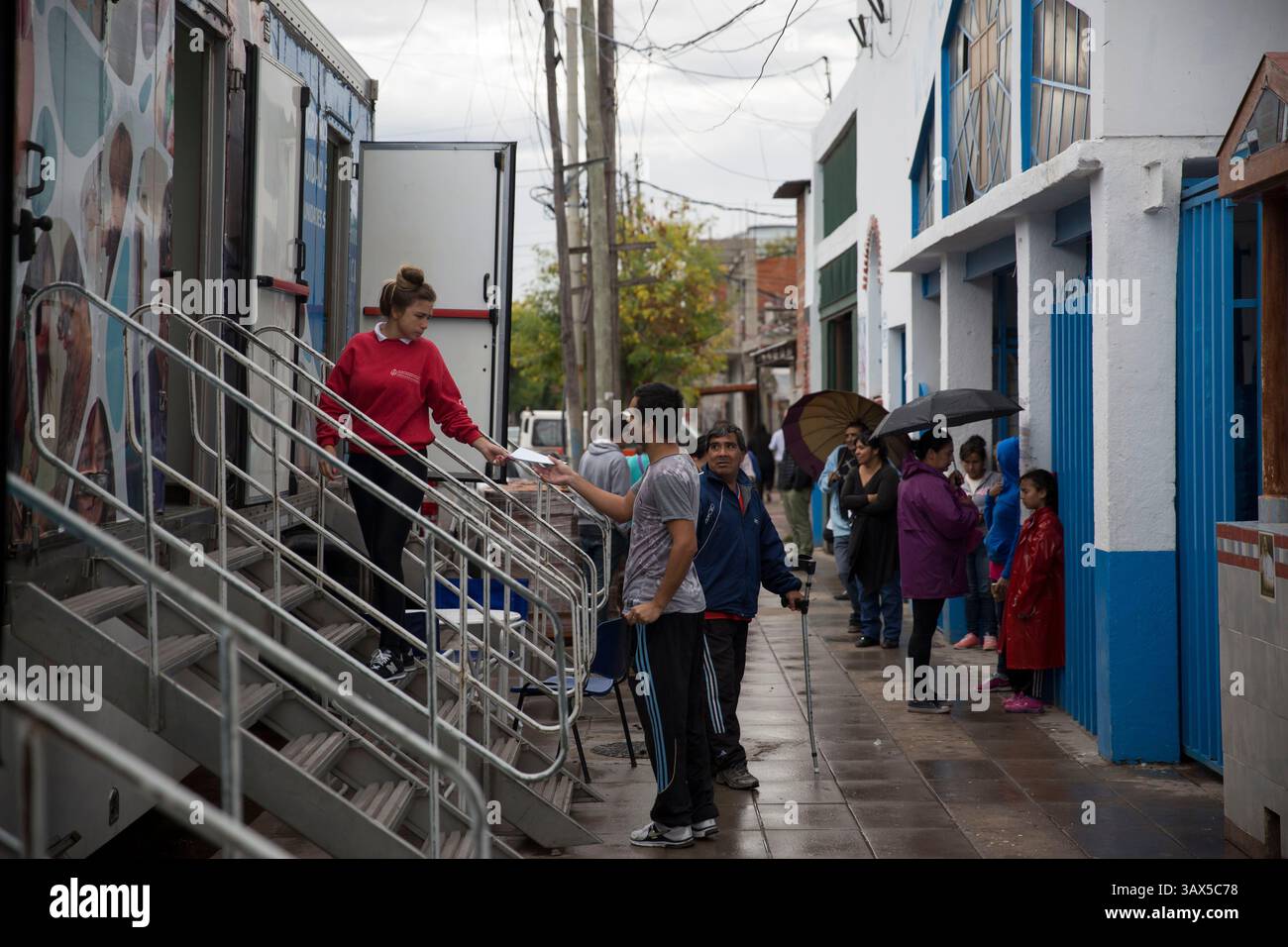 April 2016 - Buenos Aires, AR - Casos de dengue en la Villa 21-24.Colas para la atencion en el camion sanitario del ministerio de salud frente a la iglesia de caacupe. lunes 4 04 2016.Hora 10:11:34 Uhr.Foto Anibal Greco. (Bild: © Anibal Greco/La Nacion/GDA via ZUMA Press) Stockfoto