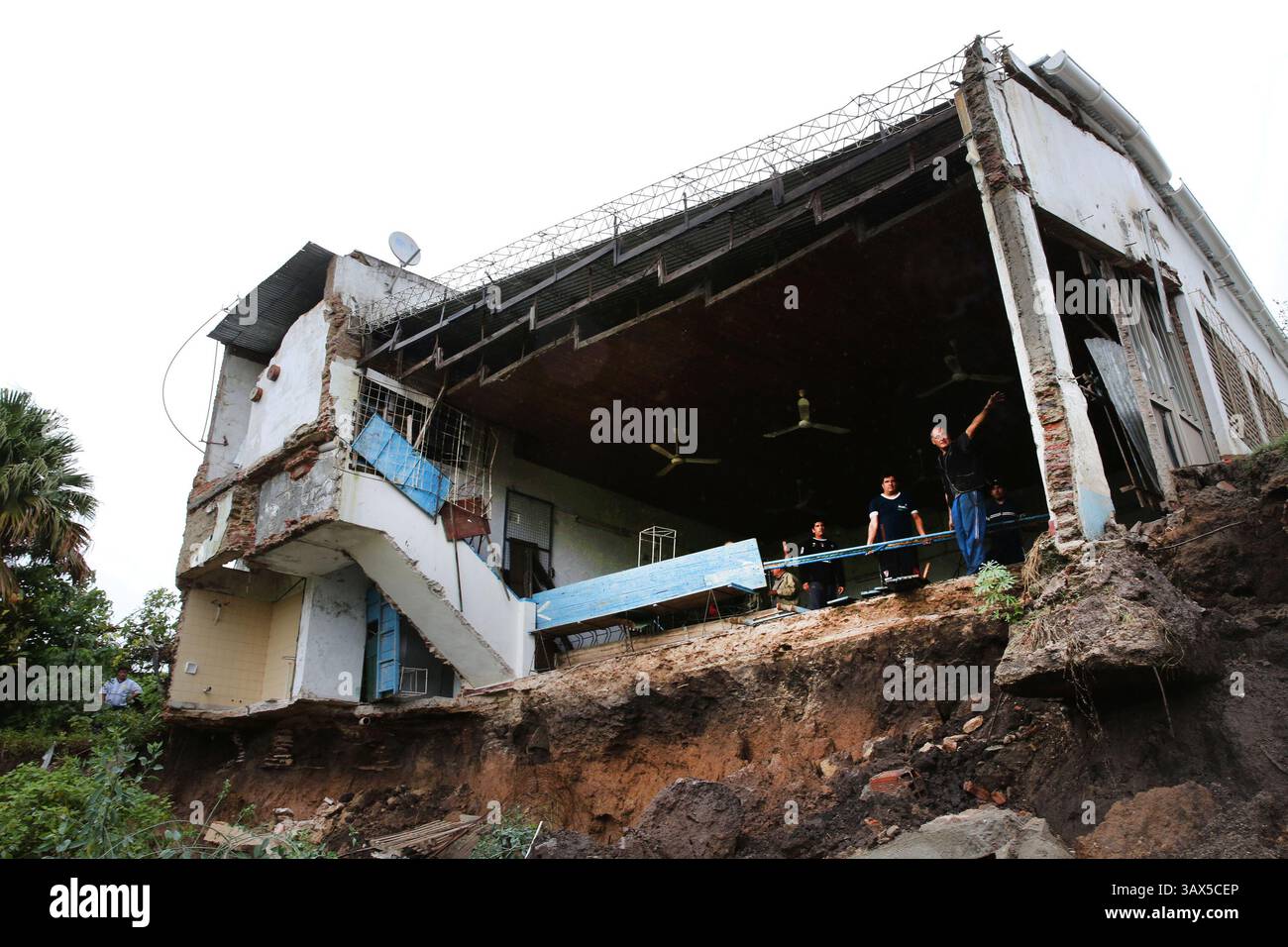 APRIL 2016 - ENTRE RIOS, ARGENTINIEN - INUNDACIONES EN EL LINTORAL ARGENTINOEN LA PROVINCIA DE ENTRE RIOS EN LA LOCALIDAD SANTA ELENA PARTE DEL BARRIO BELGRANO SE ESTA DESBARRANCANDO POR LAS CONSTANTES LLLUVIAS..DE LA IMAGEN EL CLUB SOCIAL RIBERA DEL PARANA...FOTOGRAFIA SANTIAGO HAFR (BILD) Stockfoto