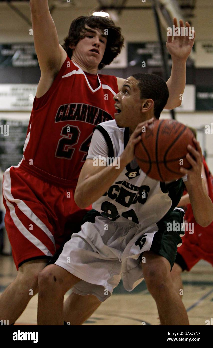 Februar 2010 - St. Petersburg, Florida, USA - DANIEL WALLACE | Times. TP_318924_WALL_bball_9 (02/27/2010 Tampe) John Hogan (24) von Clearwater verteidigt in der zweiten Periode gegen Malcolm Johnson (20) von Sickles. ZUSAMMENFASSUNG DES SPIELS: Das regionale Finale der Klasse 5A für Jungen, Clearwater an der Sickles High School. [DANIEL WALLACE, Times] (Bild: © St. Petersburg Times/ZUMApress.com) Stockfoto