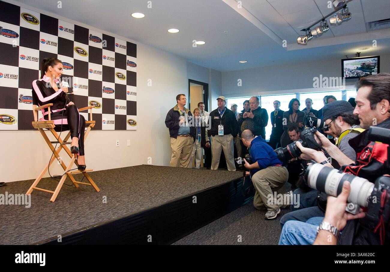 Las Vegas, NV - 28. Februar 2010: Kim Kardashian während eines Presseinterviews auf dem Las Vegas Motor Speedway, um ihren neuen Duft zu promoten. (Kreditbild: © ASP/Cal Sport Media/ZUMApress.com) Stockfoto
