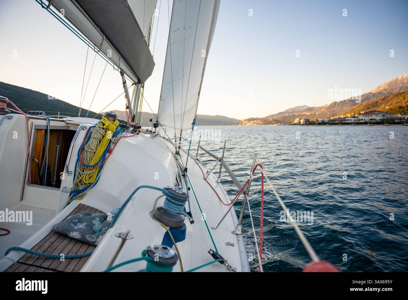 Yachtsegeln in der Adria. Nahaufnahme von Deck, Mast und Segeln. Segelkonzept Stockfoto