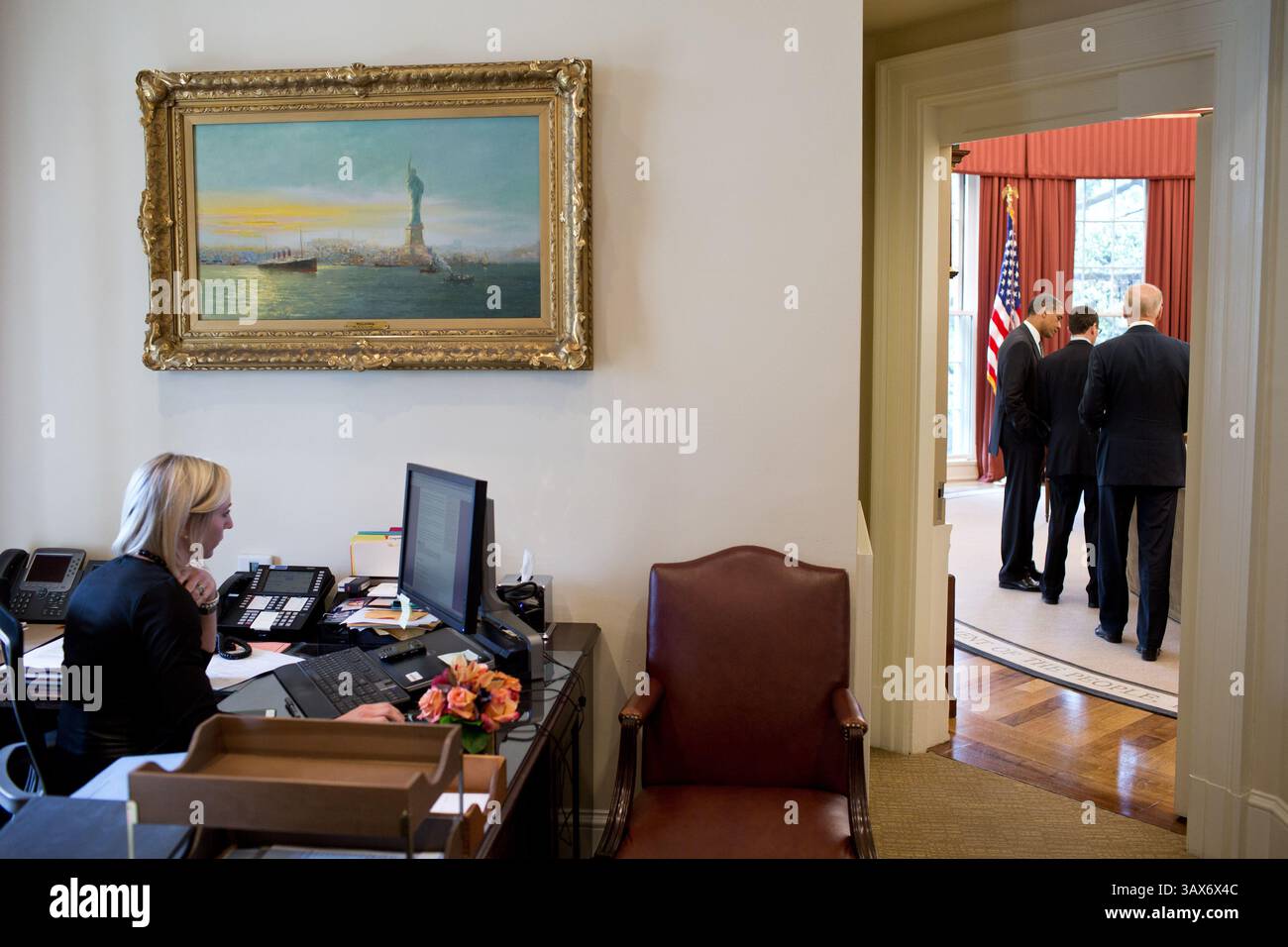 14. September 2012 – Washington, District of Columbia, USA – US-Präsident Barack Obama spricht mit Senior Advisor David Plouffe und Vizepräsident Joe Biden am 14. September 2012 im Oval Office. Persönliche Sekretärin Anita Decker arbeitet an ihrem Schreibtisch im Oval Office. (Kreditbild: © Pete Souza/das Weiße Haus/ZUMAPRESS.com) Stockfoto
