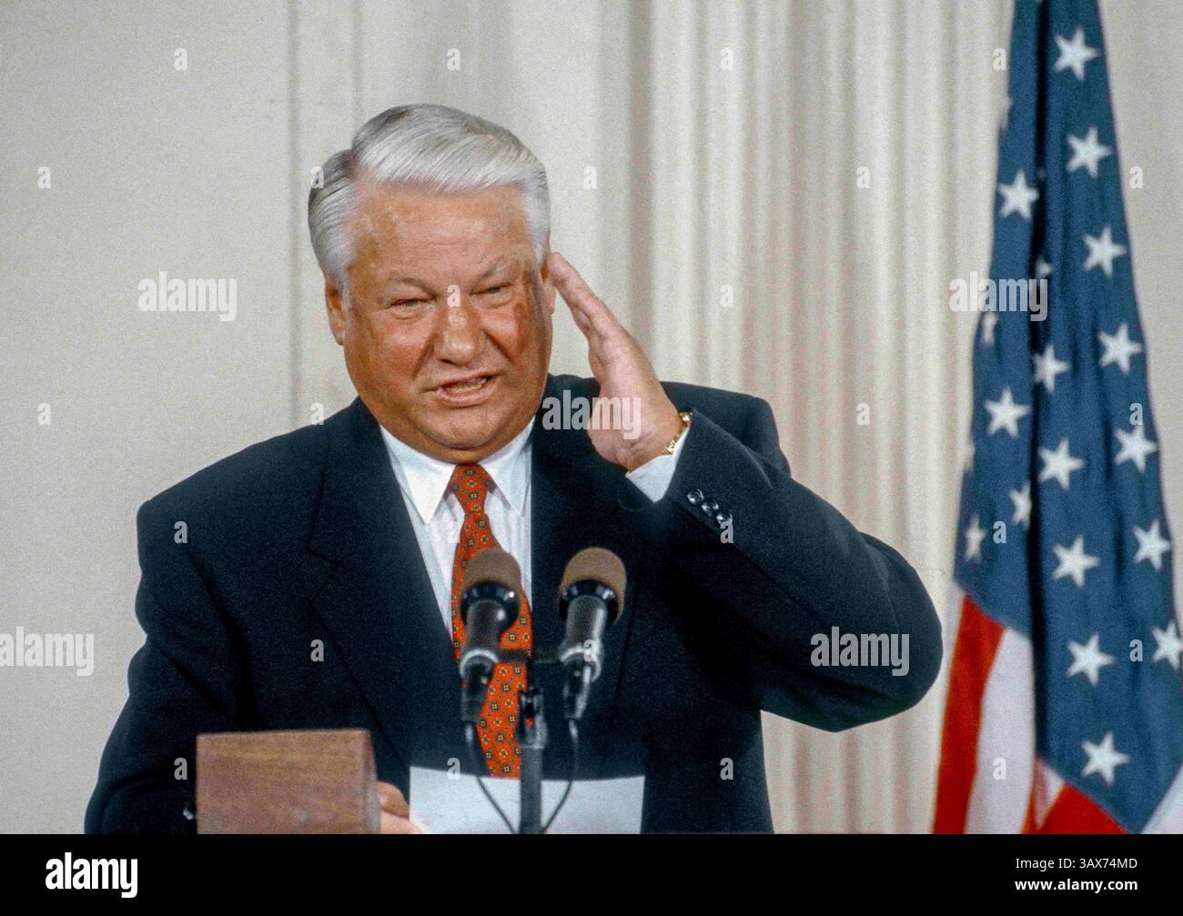 28. September 1994: Washington, District of Columbia, U.. S - der russische Präsident Boris Jelzin, der am 28. September 1994 im östlichen Saal des Weißen Hauses das Handelsgesetz zur Partnerschaft für wirtschaftlichen Fortschritt unterzeichnet hat, hört Reporterfragen während einer gemeinsamen Pressekonferenz mit Präsident William Clinton am Ende des Staatsbesuchs Jelzins in Washington D.C. (Kreditbild: © Mark Reinstein Via ZUMA Wire). Stockfoto