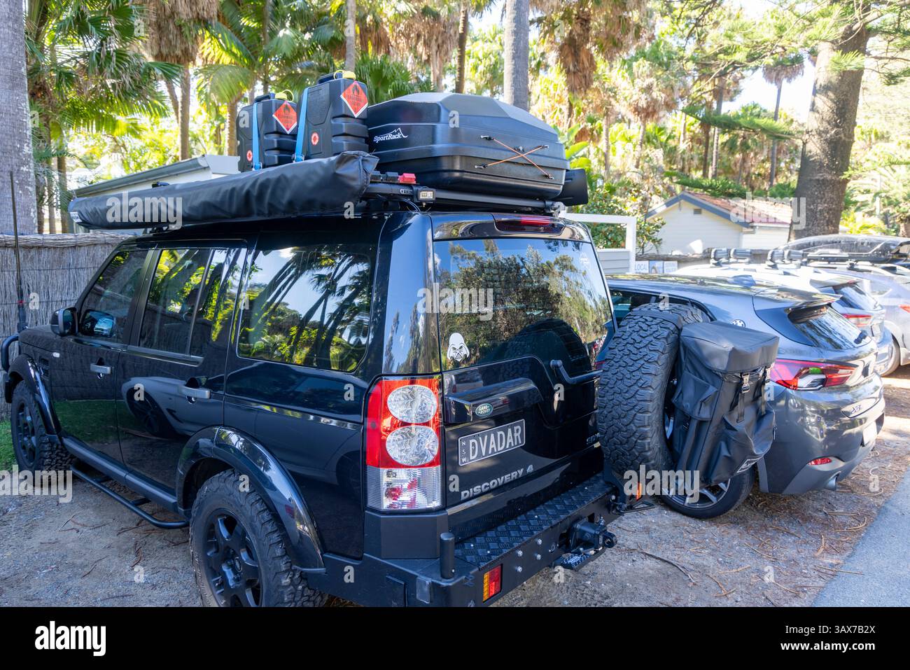 Sydney, Australien, 2012 der Land Rover Discovery 4 ist für Offroad-Touren und Überladen mit Markise, Stoßstangen, Nashornständer und Zubehörteilen eingerichtet Stockfoto