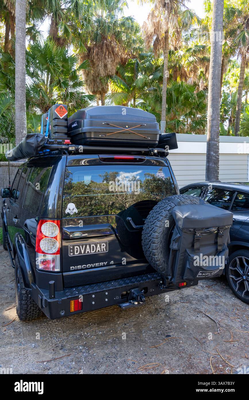 Sydney, Australien, 2012 der Land Rover Discovery 4 ist für Offroad-Touren und Überladen mit Markise, Stoßstangen, Nashornständer und Zubehörteilen eingerichtet Stockfoto