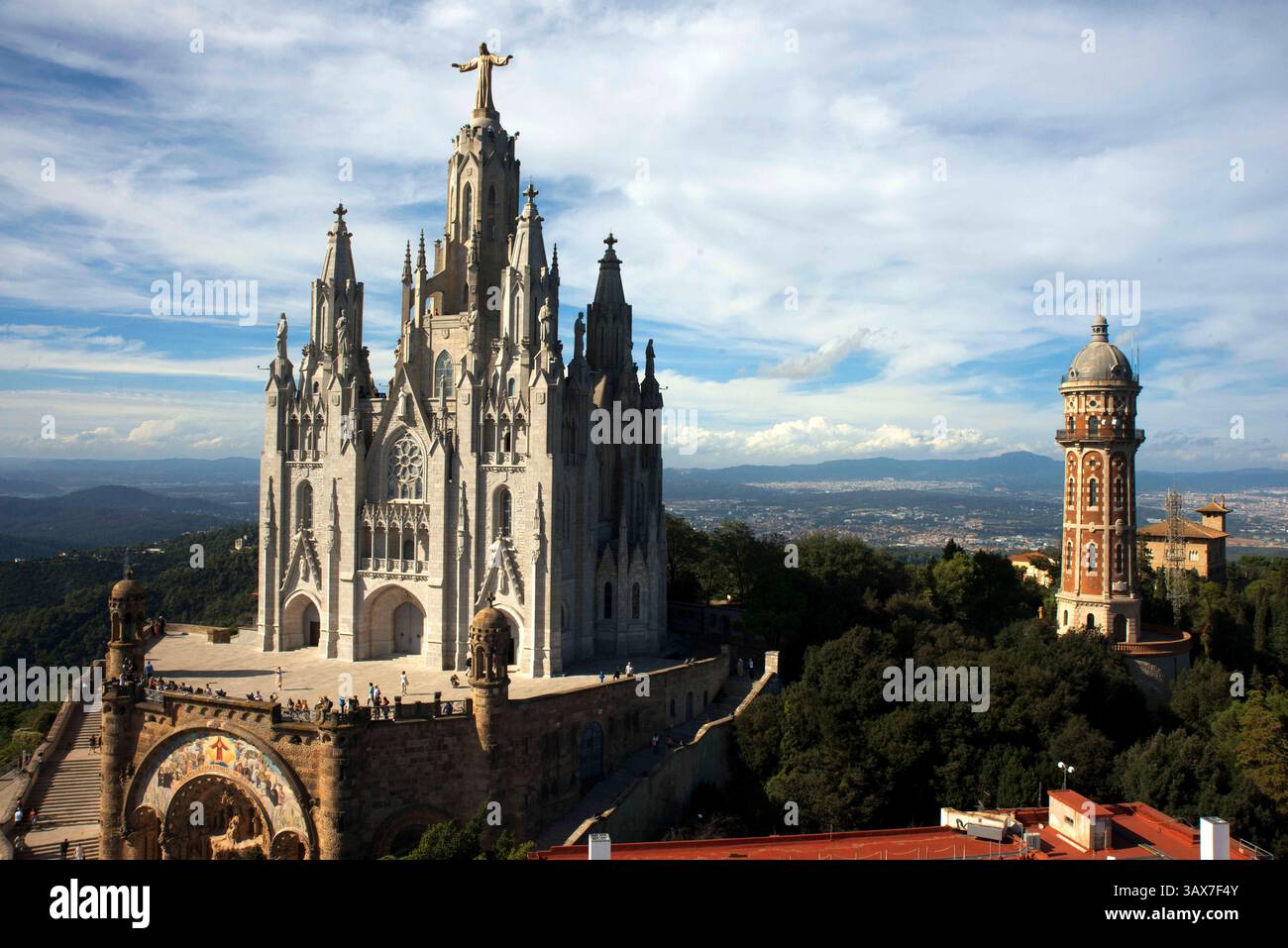 Dezember 2016 - Barcelona, Spanien - der Vordereingang des Tempels Expiatori del Sagrat Cor, Barcelona, Spanien. Tempel des Heiligen Herzens. Kirche des Heiligen Herzens Jesu auf dem Gipfel des Tibidabo in Barcelona, Katalonien, Spanien (Bild: © Sergi Reboredo Via ZUMA Wire) Stockfoto
