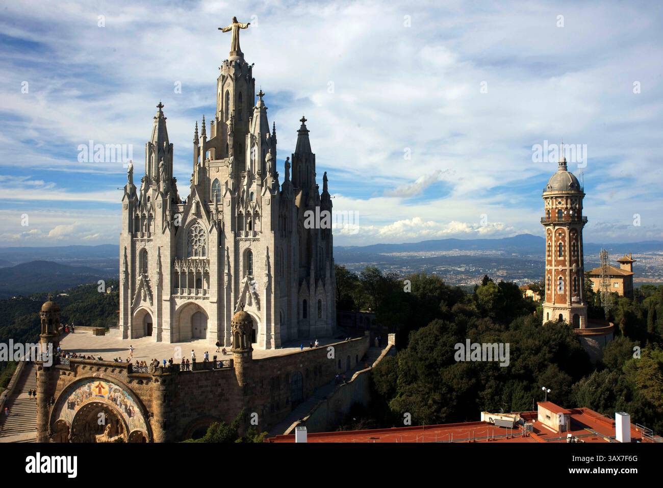 Dezember 2016 - Barcelona, Spanien - der Vordereingang des Tempels Expiatori del Sagrat Cor, Barcelona, Spanien. Tempel des Heiligen Herzens. Kirche des Heiligen Herzens Jesu auf dem Gipfel des Tibidabo in Barcelona, Katalonien, Spanien (Bild: © Sergi Reboredo Via ZUMA Wire) Stockfoto