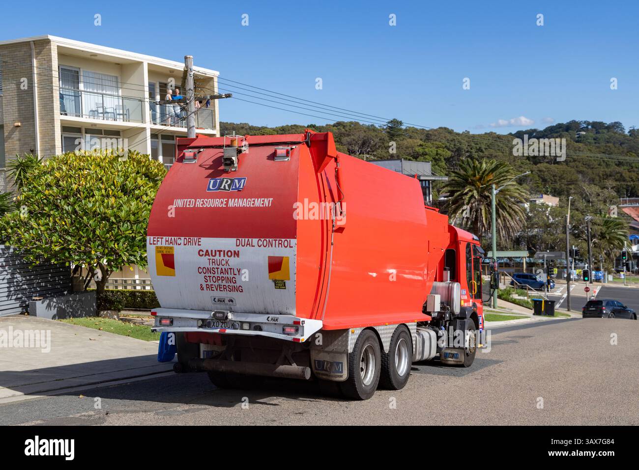 Sydney, Australien, Northern Beaches council Müllwagen, der Hausmüllbehälter in Avalon Beach leert Stockfoto