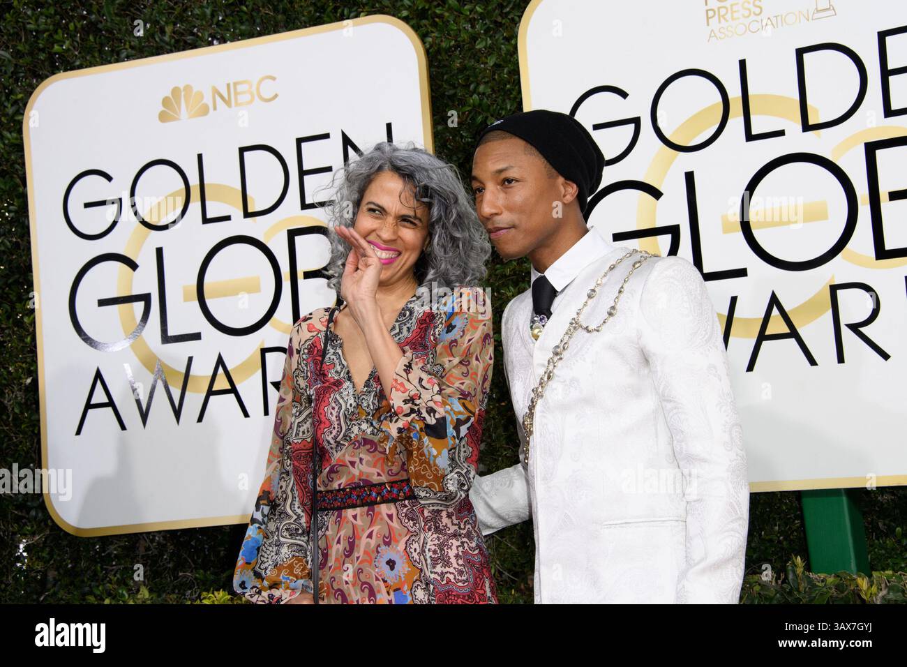Januar 2017 - Beverly Hills, Kalifornien, USA Der Musiker PHARRELL WILLIAMS (R) und HELEN LASICHANH nehmen am Sonntag, den 8. Januar 2017, an den 74. Jährlichen Golden Globe Awards im Beverly Hilton in Beverly Hills, KALIFORNIEN Teil. (Kreditbild: © HFPA/ZUMAPRESS.com) Stockfoto