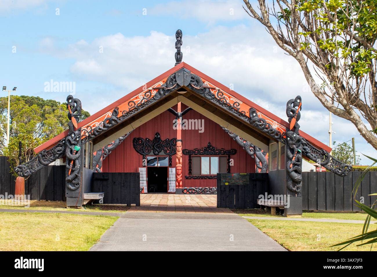 Ōrākei Marae, Ein traditionelles Maori-Meeting-Haus mit detaillierten Schnitzereien, Auckland, Neuseeland Stockfoto